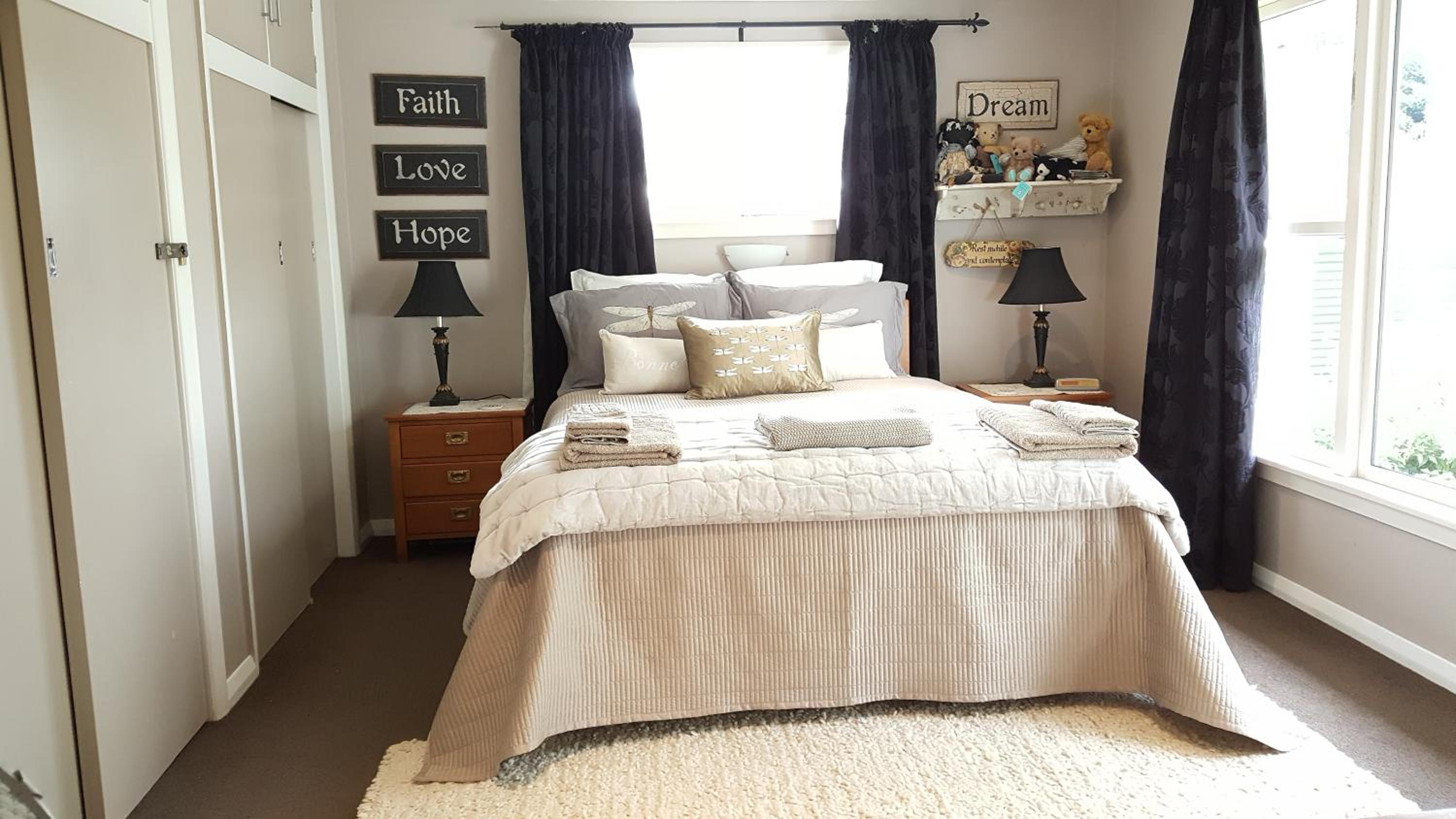 Deluxe King Room - Photo 13