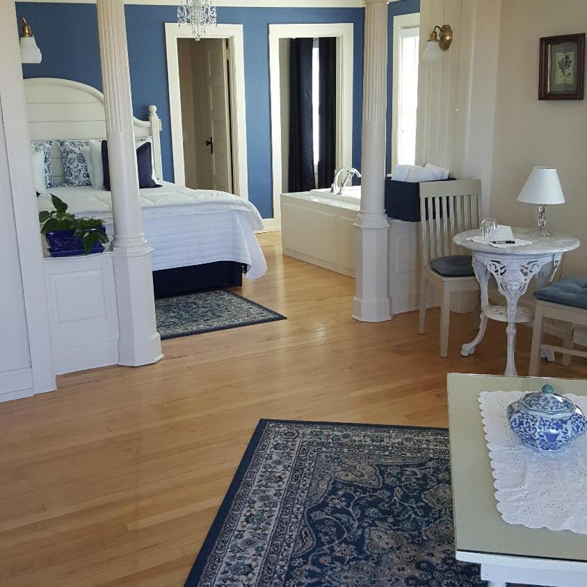King Suite with Balcony photo 1