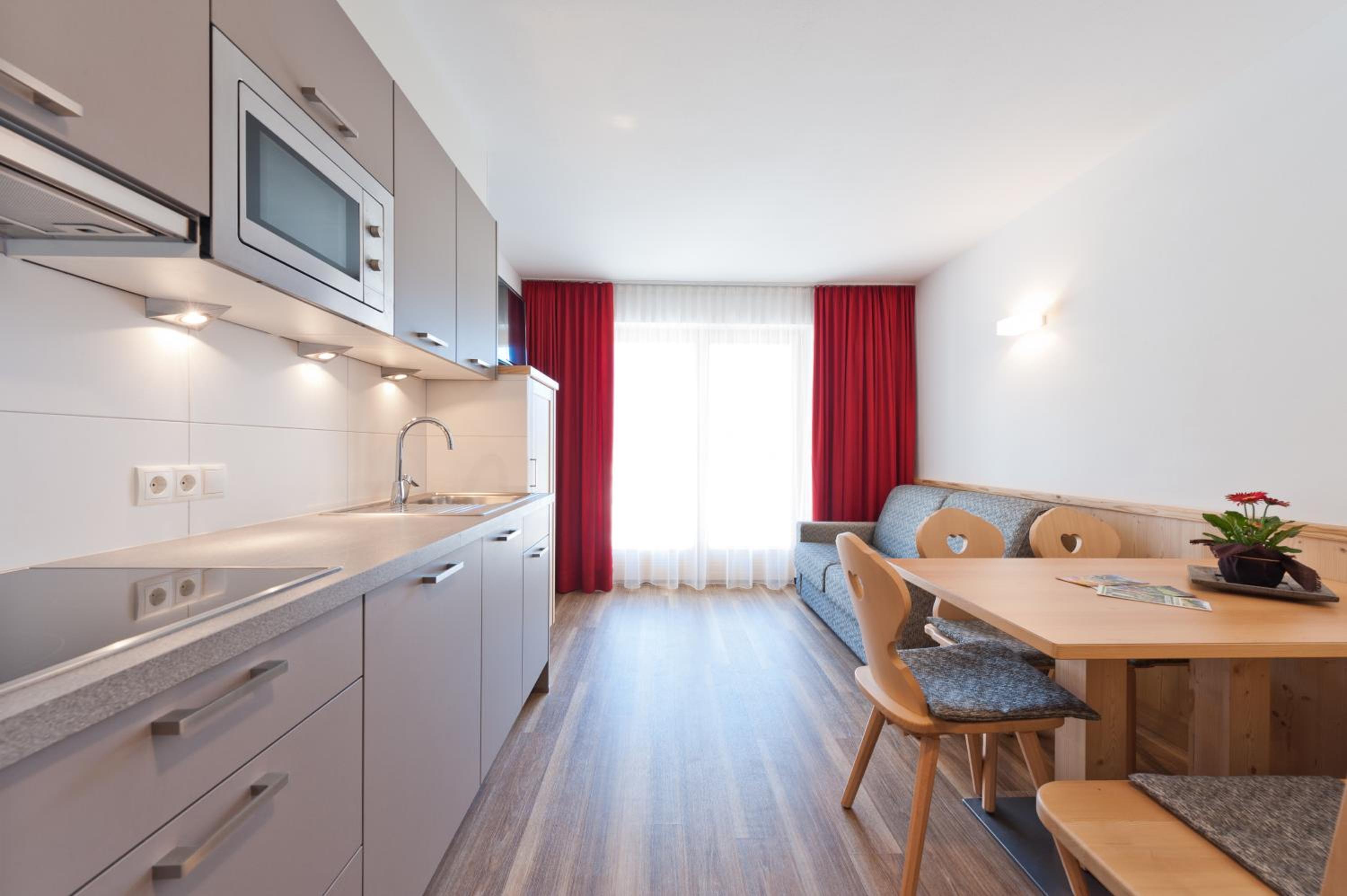 Superior One-Bedroom Apartment - Photo 2