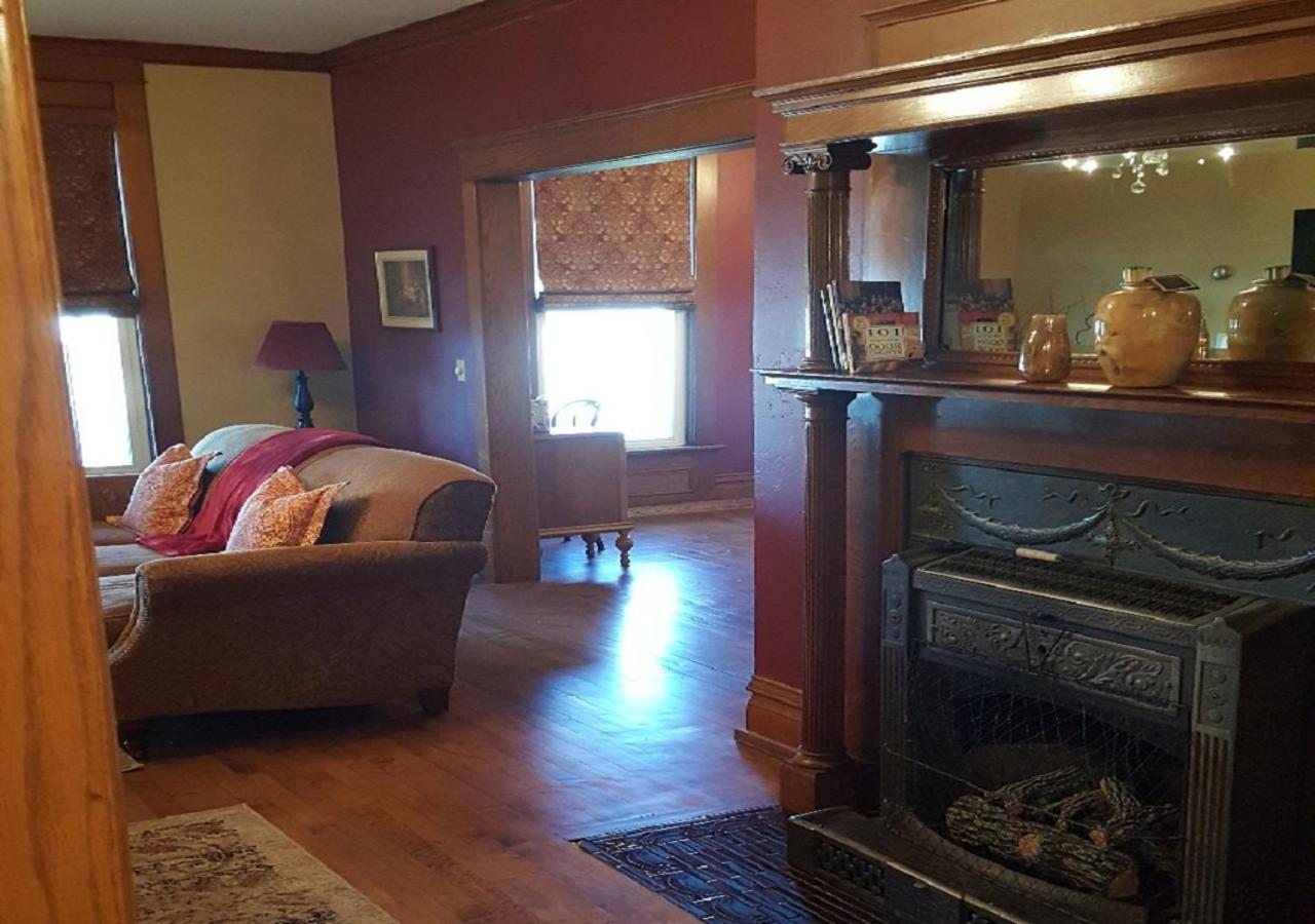 Queen Suite with Spa Bath photo 2
