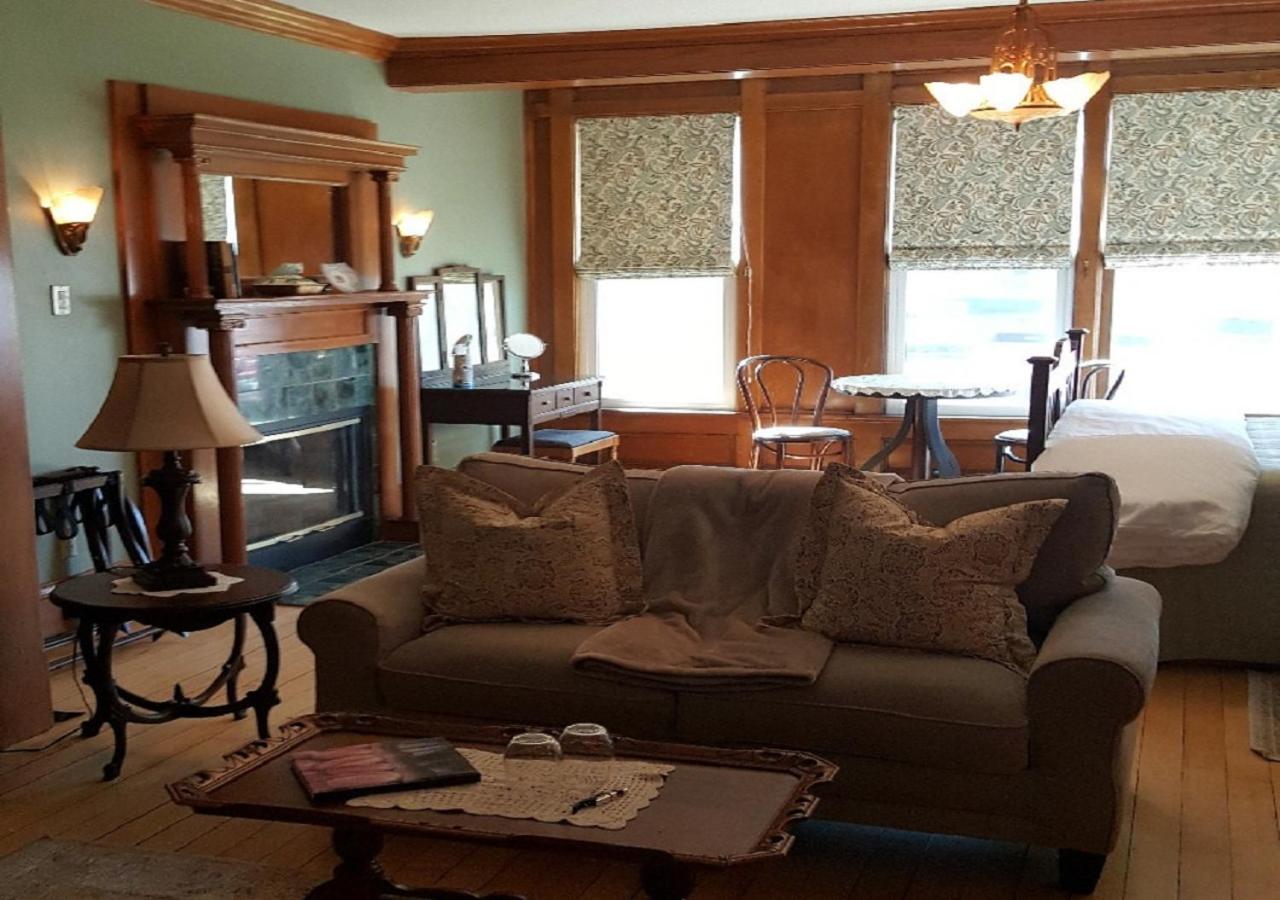 Queen Suite with Spa Bath photo 1