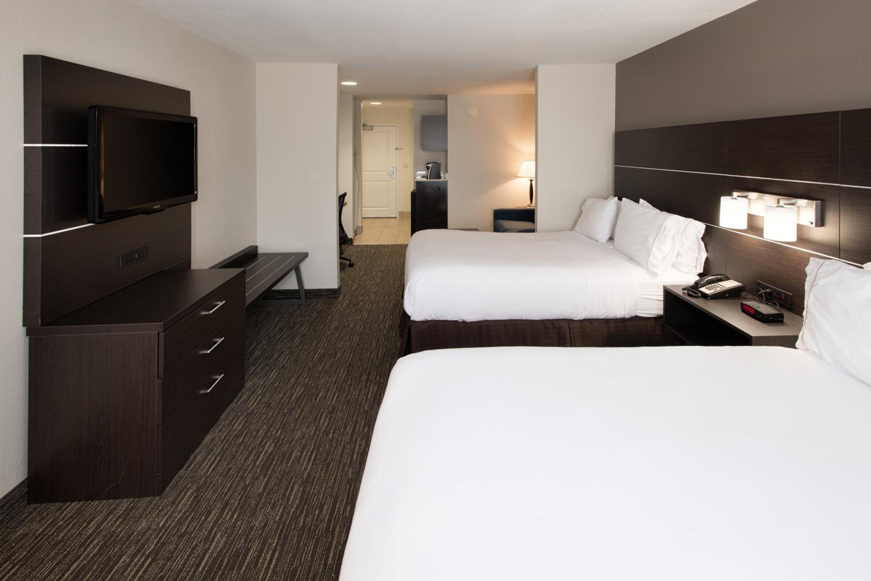 Suite with Two Queen Beds photo 1