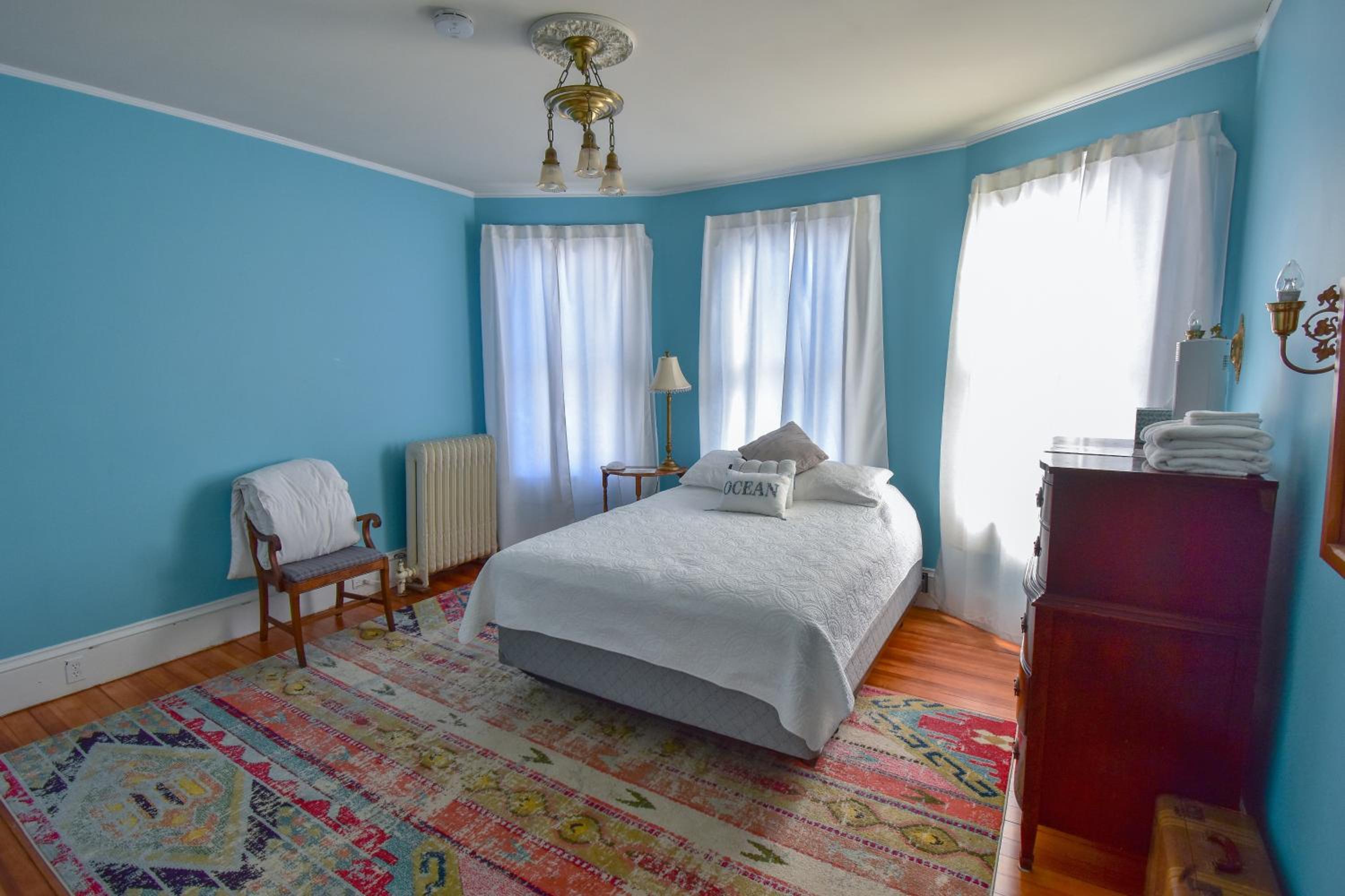 Six-Bedroom House photo 2