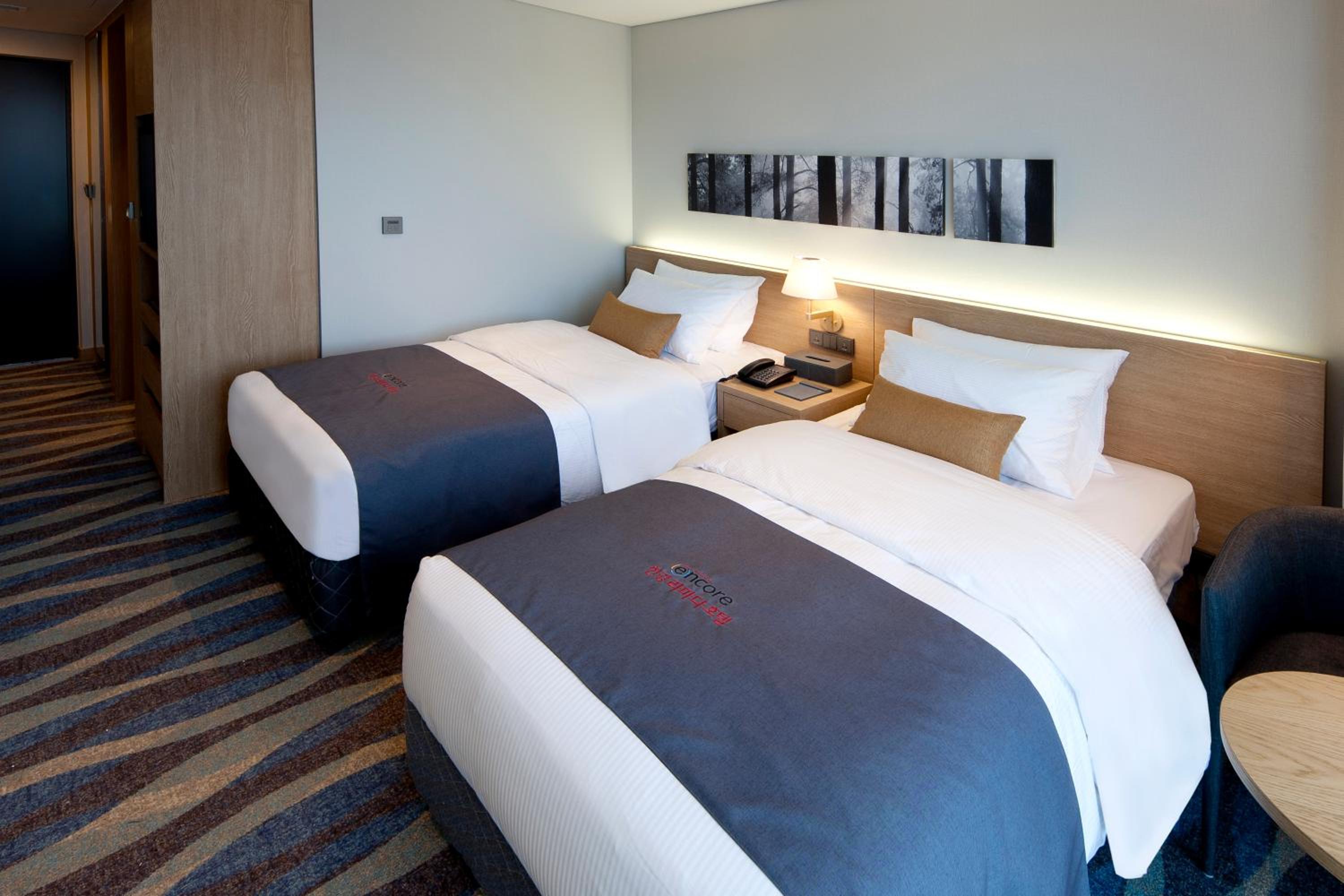 Twin Room - Non-Smoking photo 2