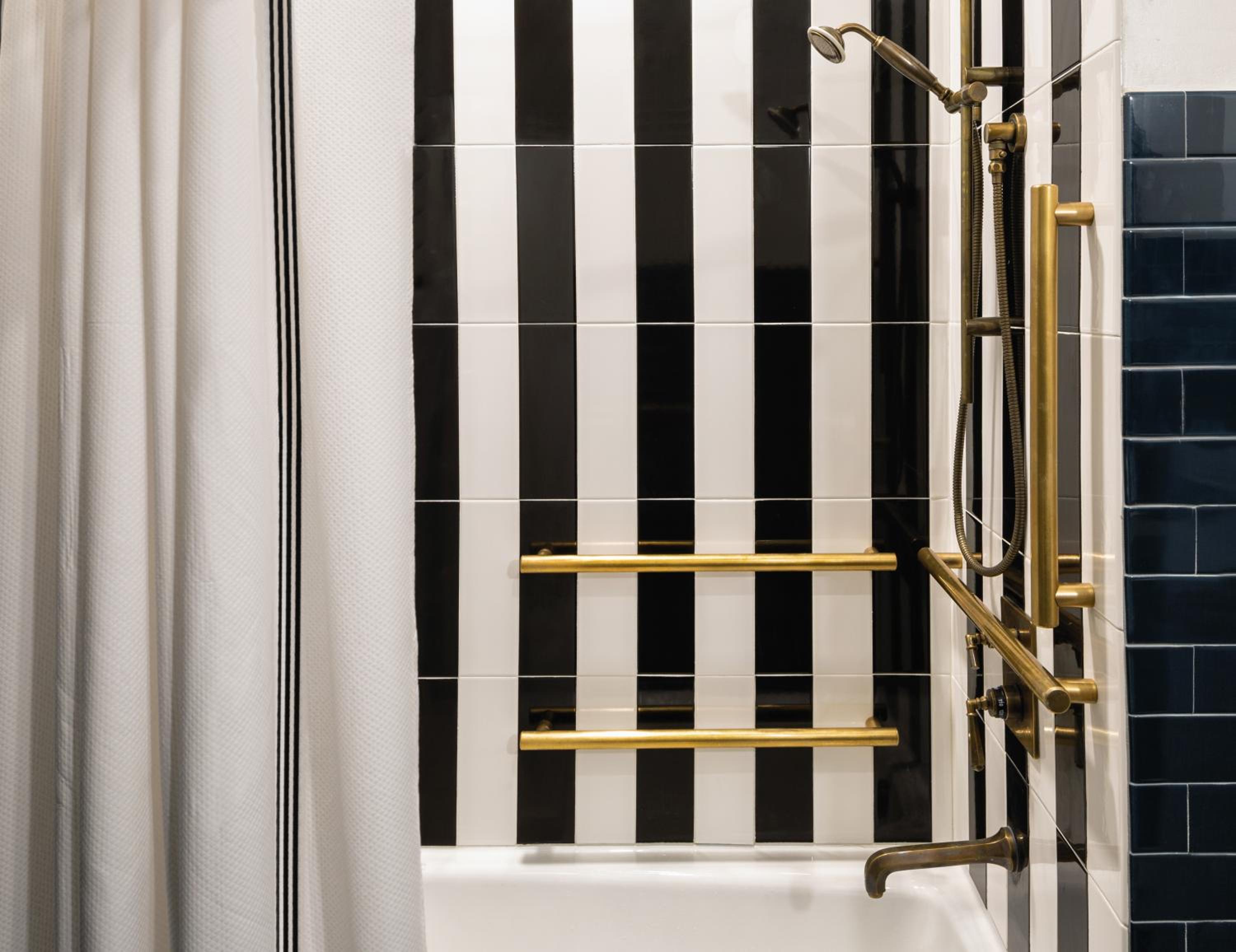 King Room with Accessible Tub - Photo 4