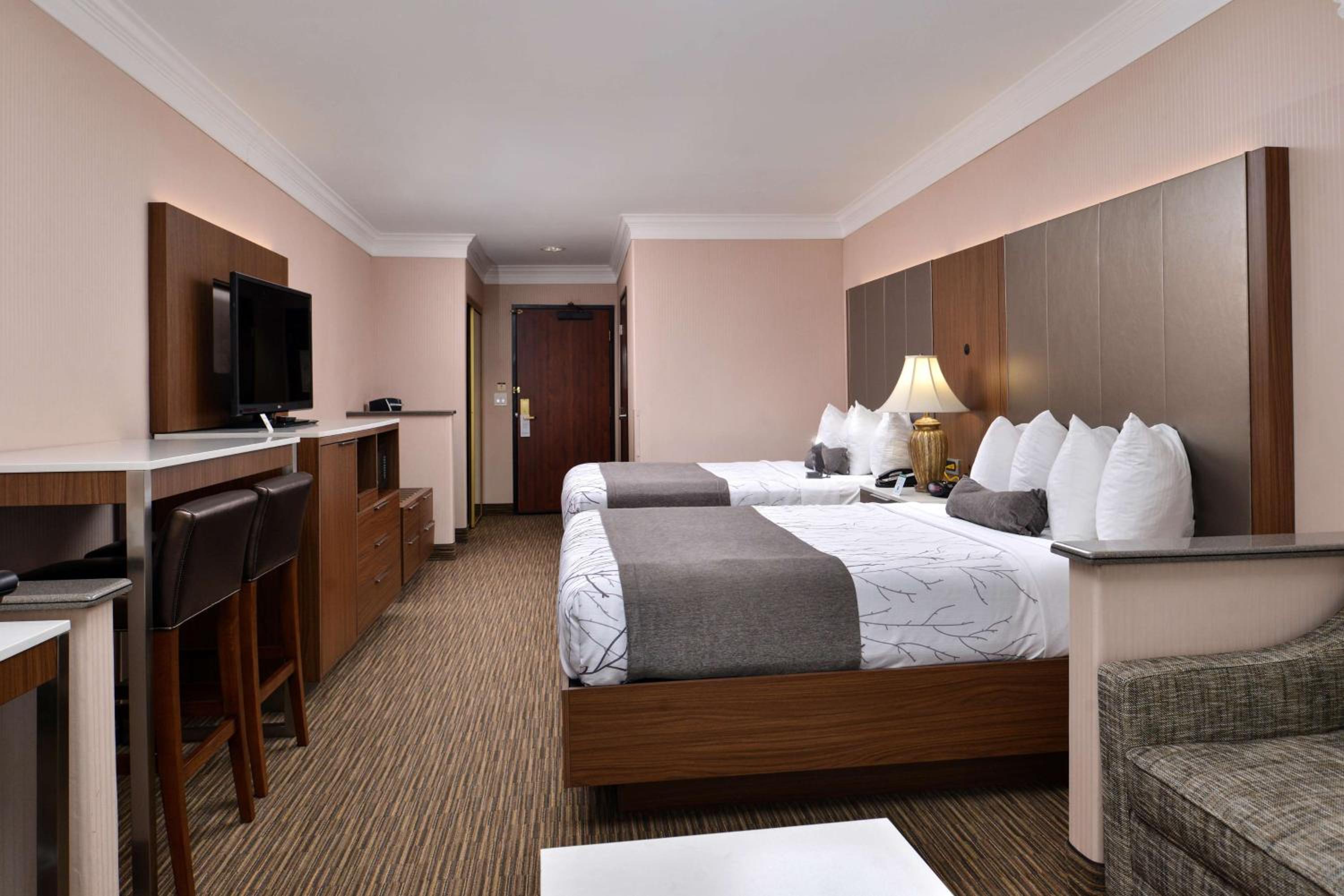 Queen Room with Two Queen Beds and Sofa Bed - Non-Smoking - Photo 3