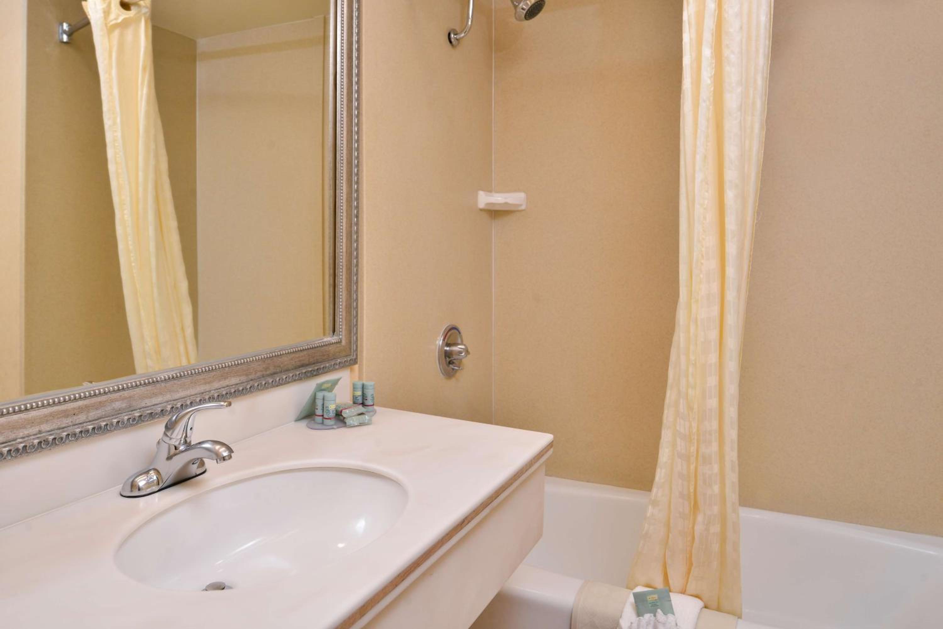 Room with Two Double Beds - Upper Floor photo 3