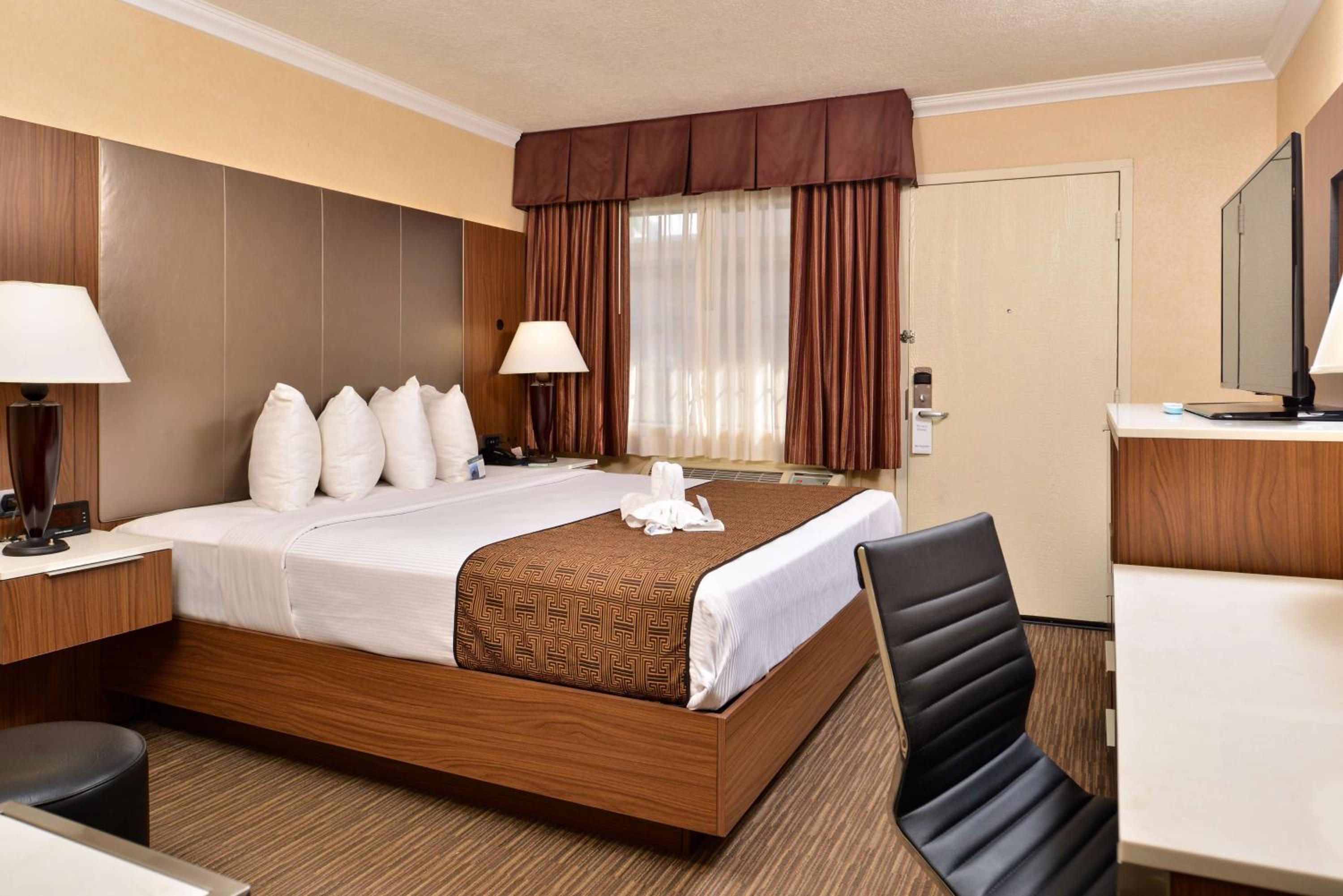 King Room with Bath Tub and Sofa Bed - Disability Access/Non-Smoking photo 1
