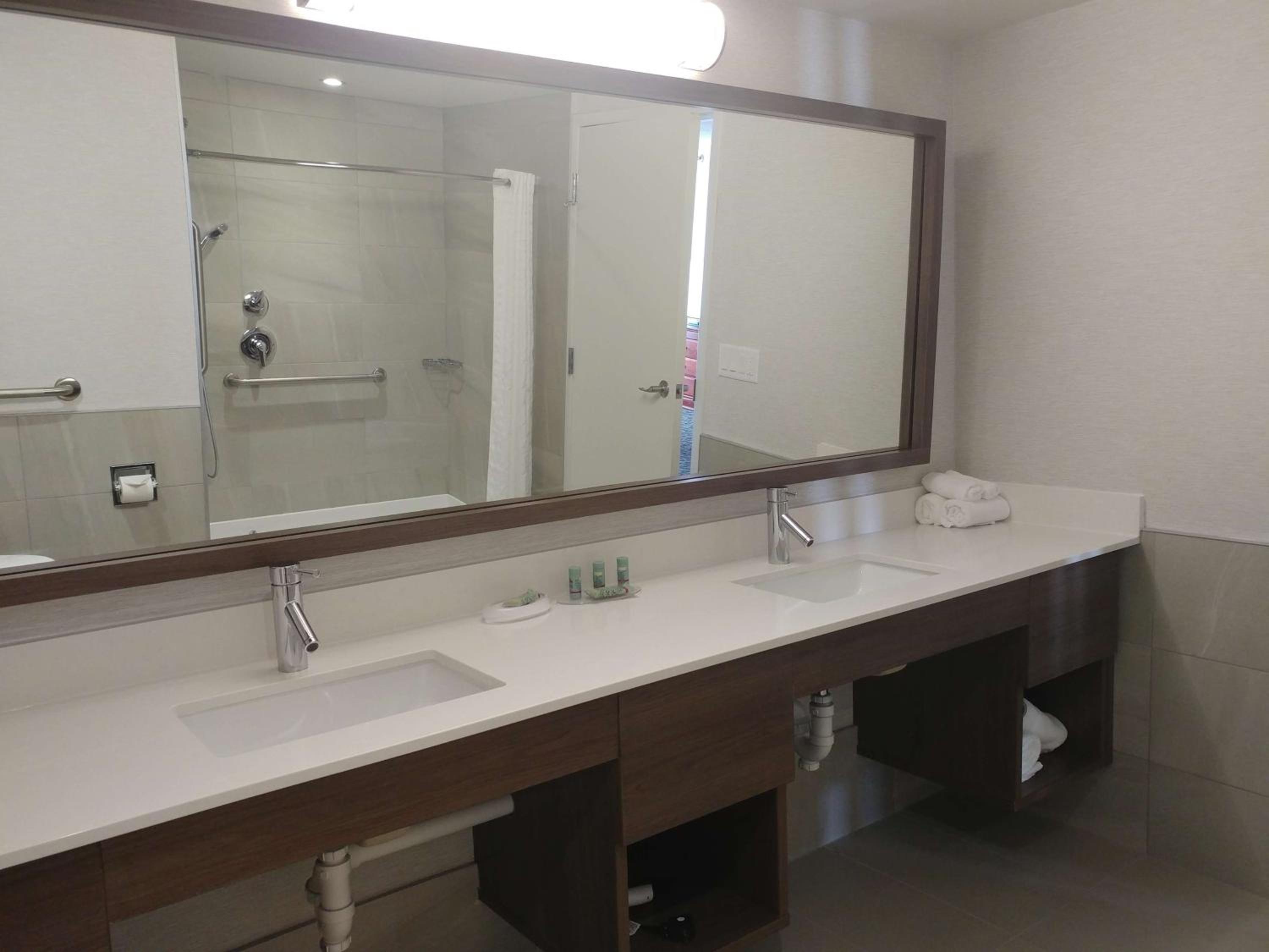 King Suite with Sofa Bed and Roll-In Shower - Disability Access/Non-Smoking photo 3