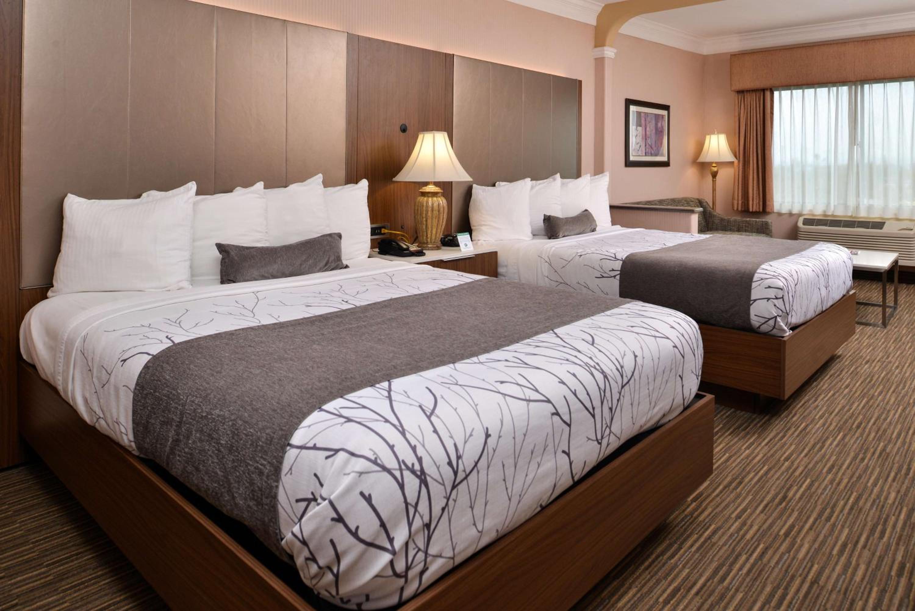 Queen Room with Two Queen Beds and Sofa Bed - Non-Smoking - Photo 4