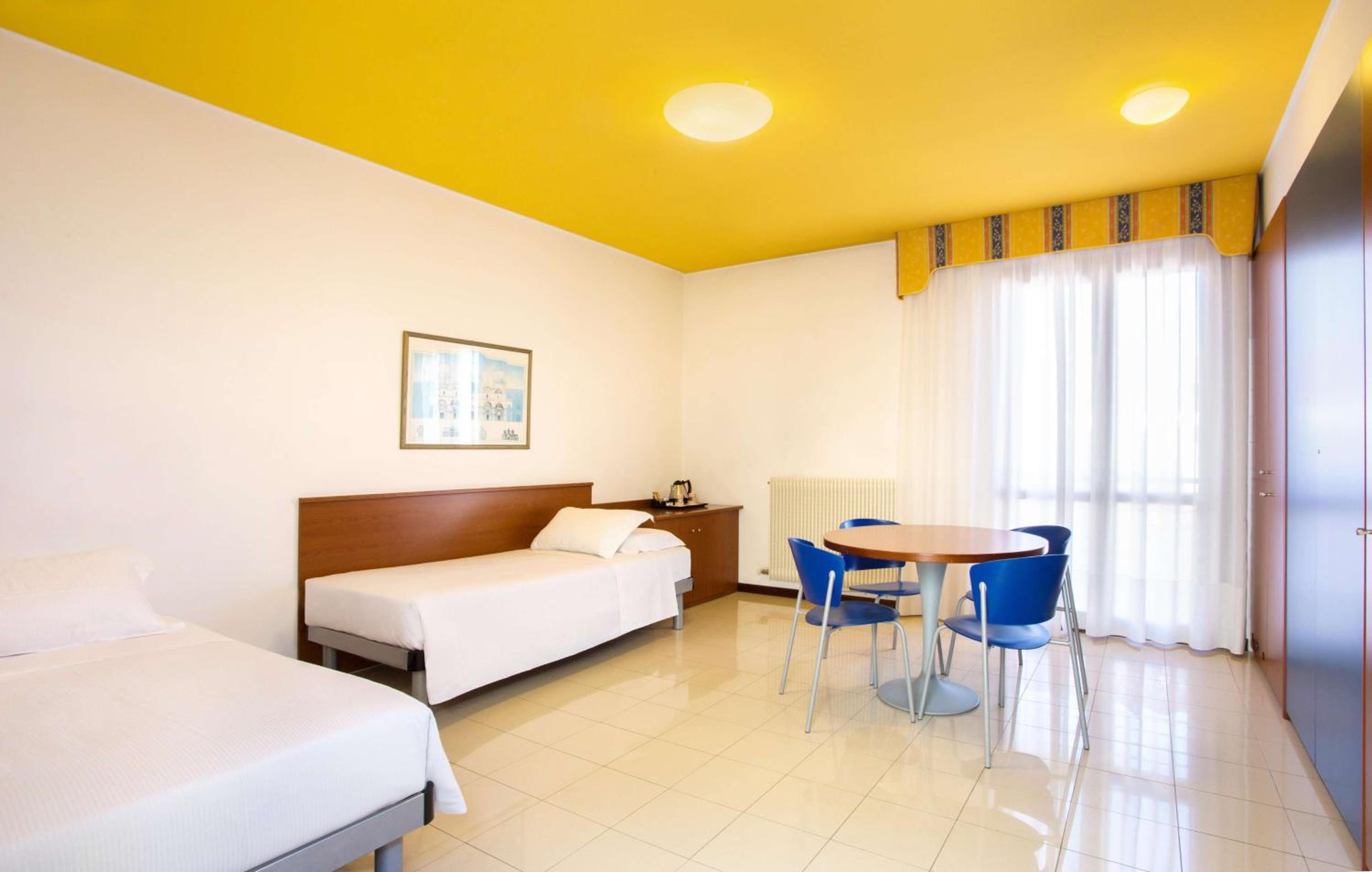 Executive King Room with Sofa Bed and Living Room - Non-Smoking - Photo 3