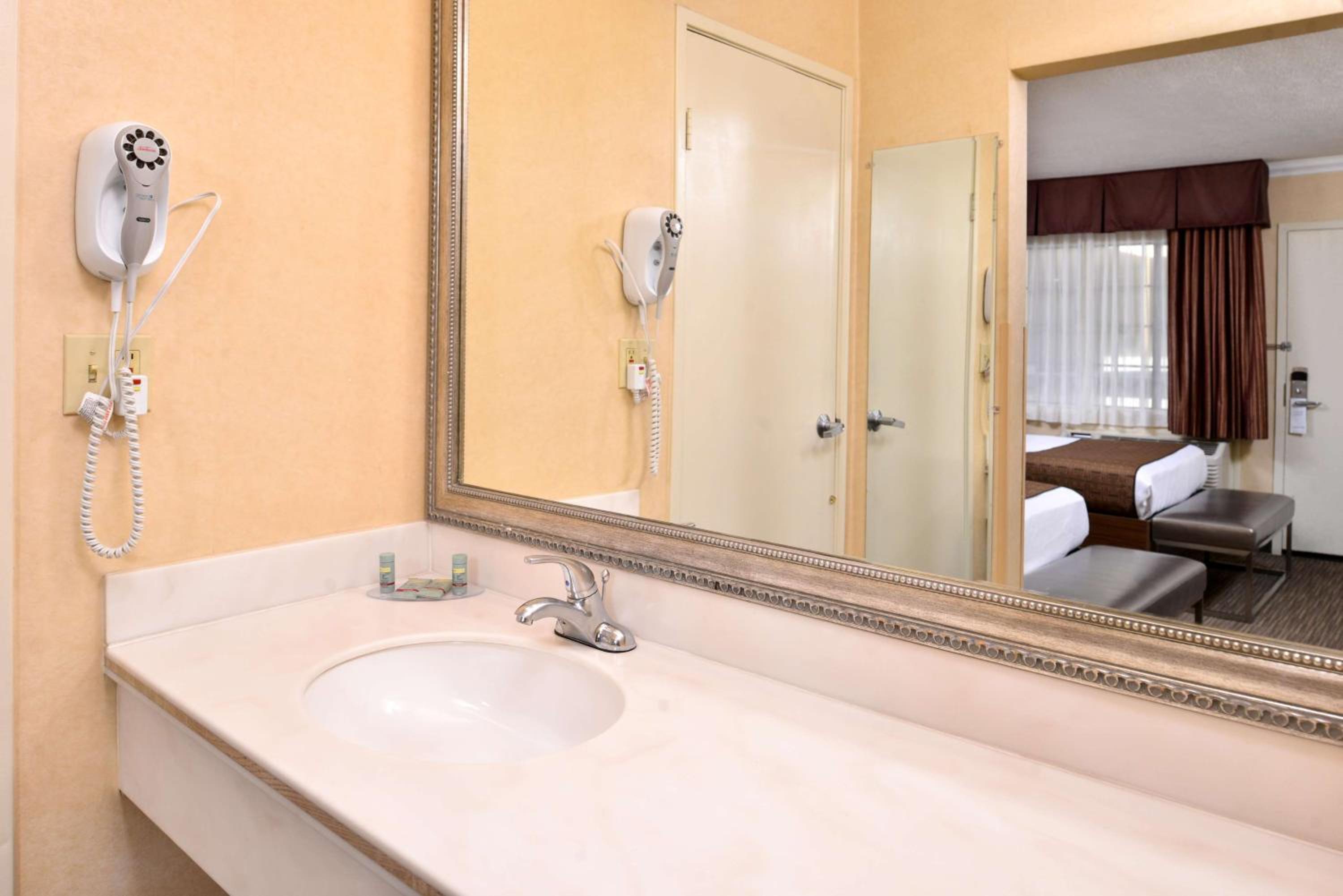 King Room with Spa Bath - Lower Level/Non-Smoking photo 2