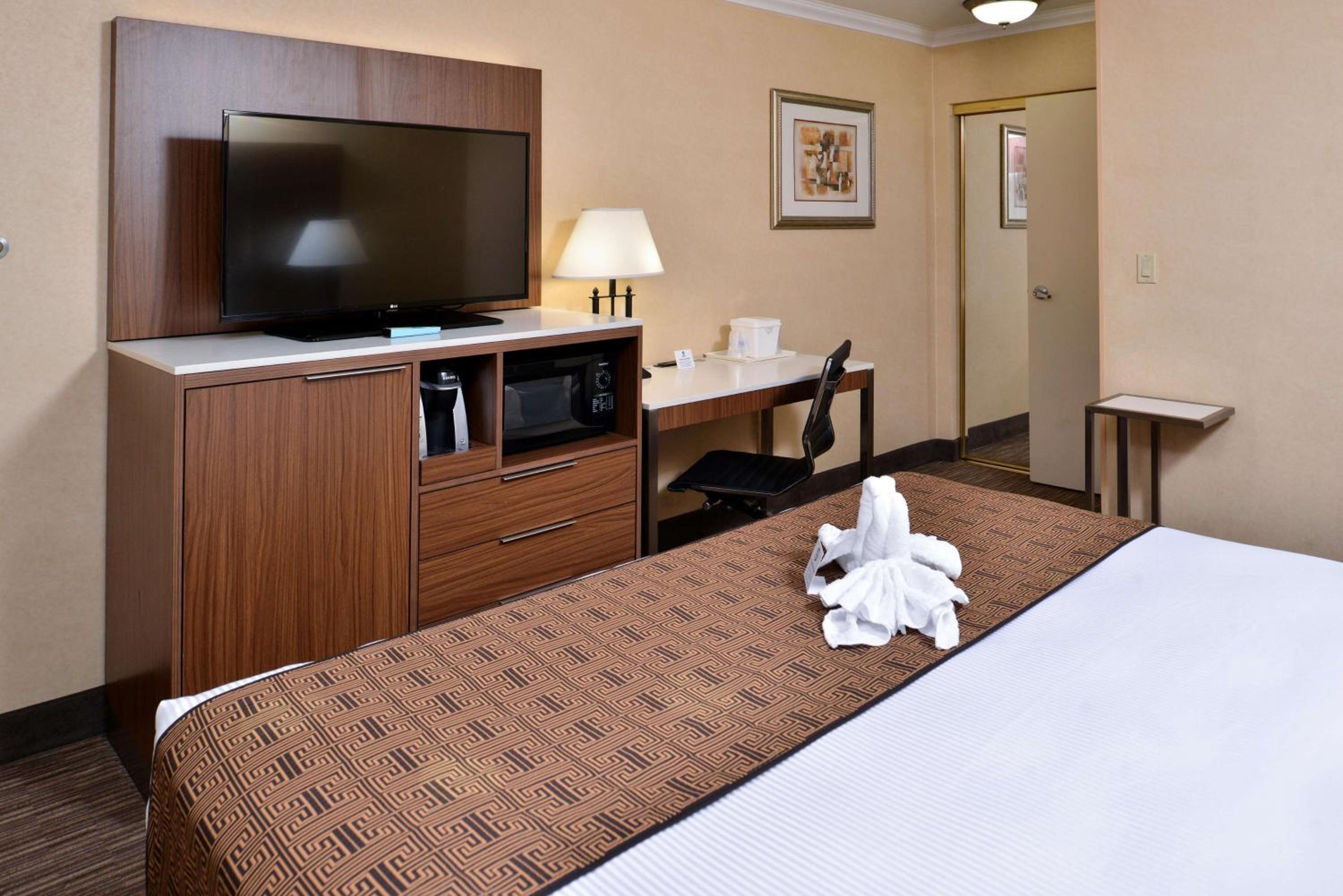 King Room with Bath Tub and Sofa Bed - Disability Access/Non-Smoking photo 3