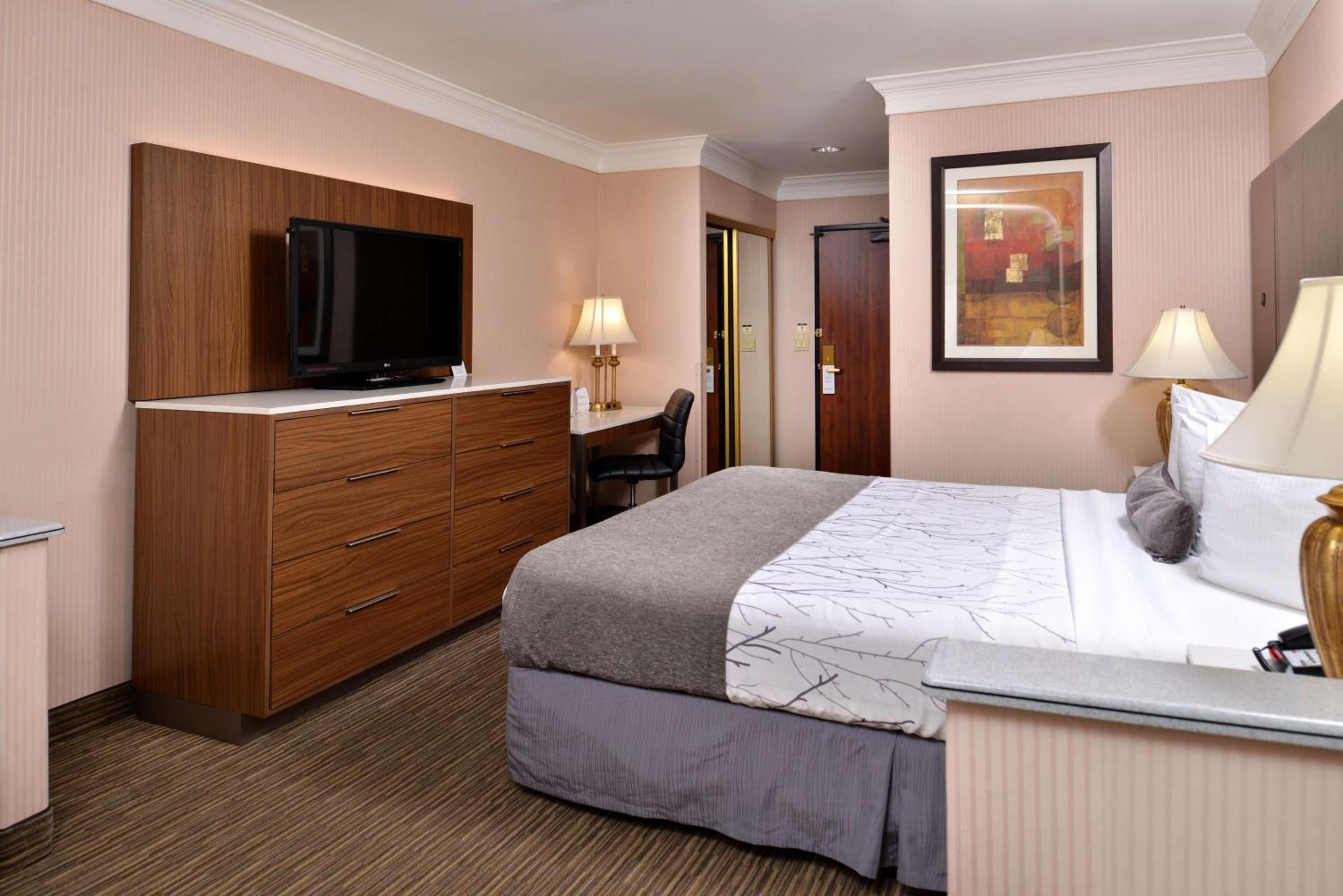 King Room with Sofa Bed and Pool View - Non-Smoking - Photo 1