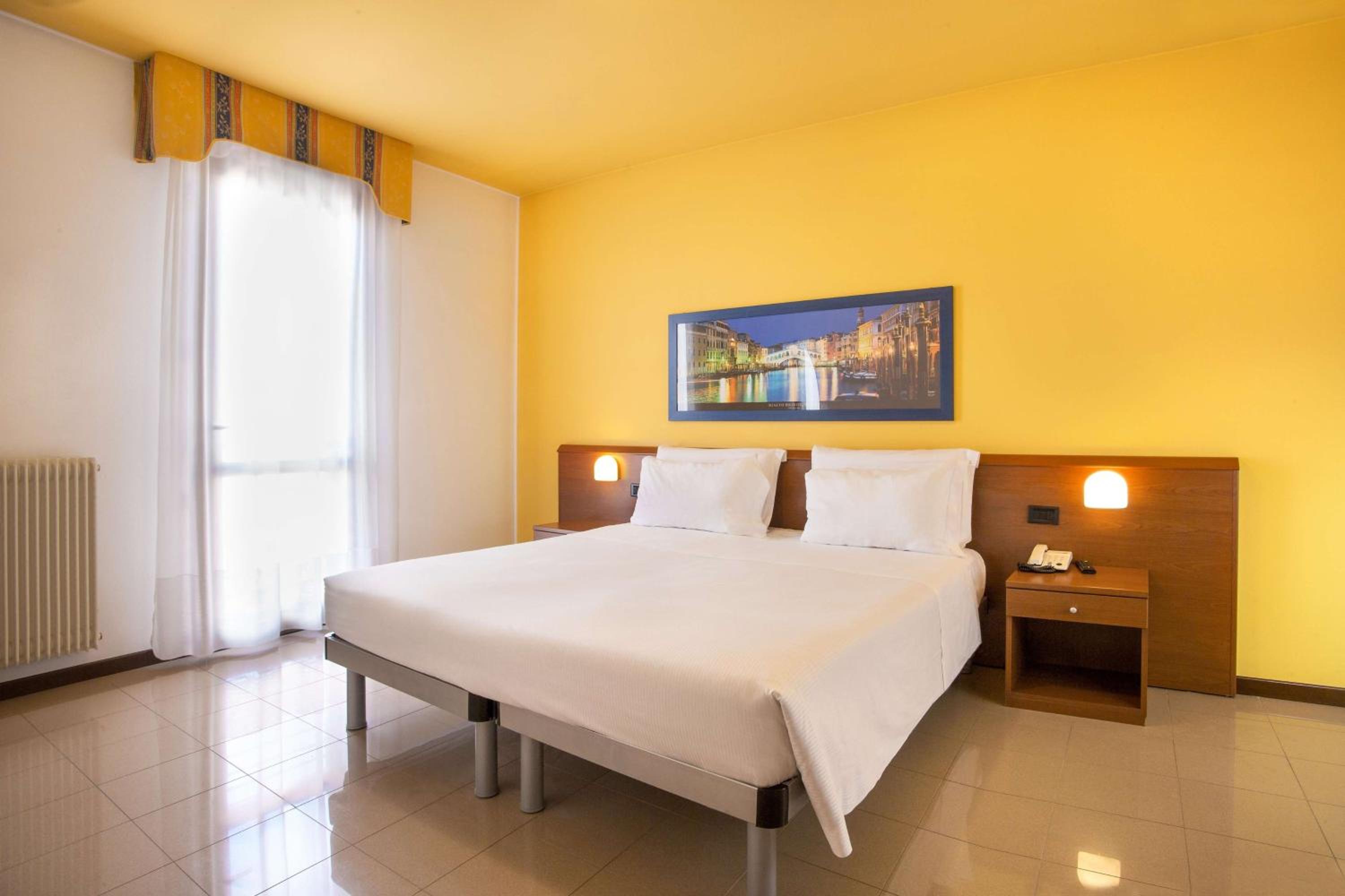 Executive King Room with Sofa Bed and Living Room - Non-Smoking - Photo 7