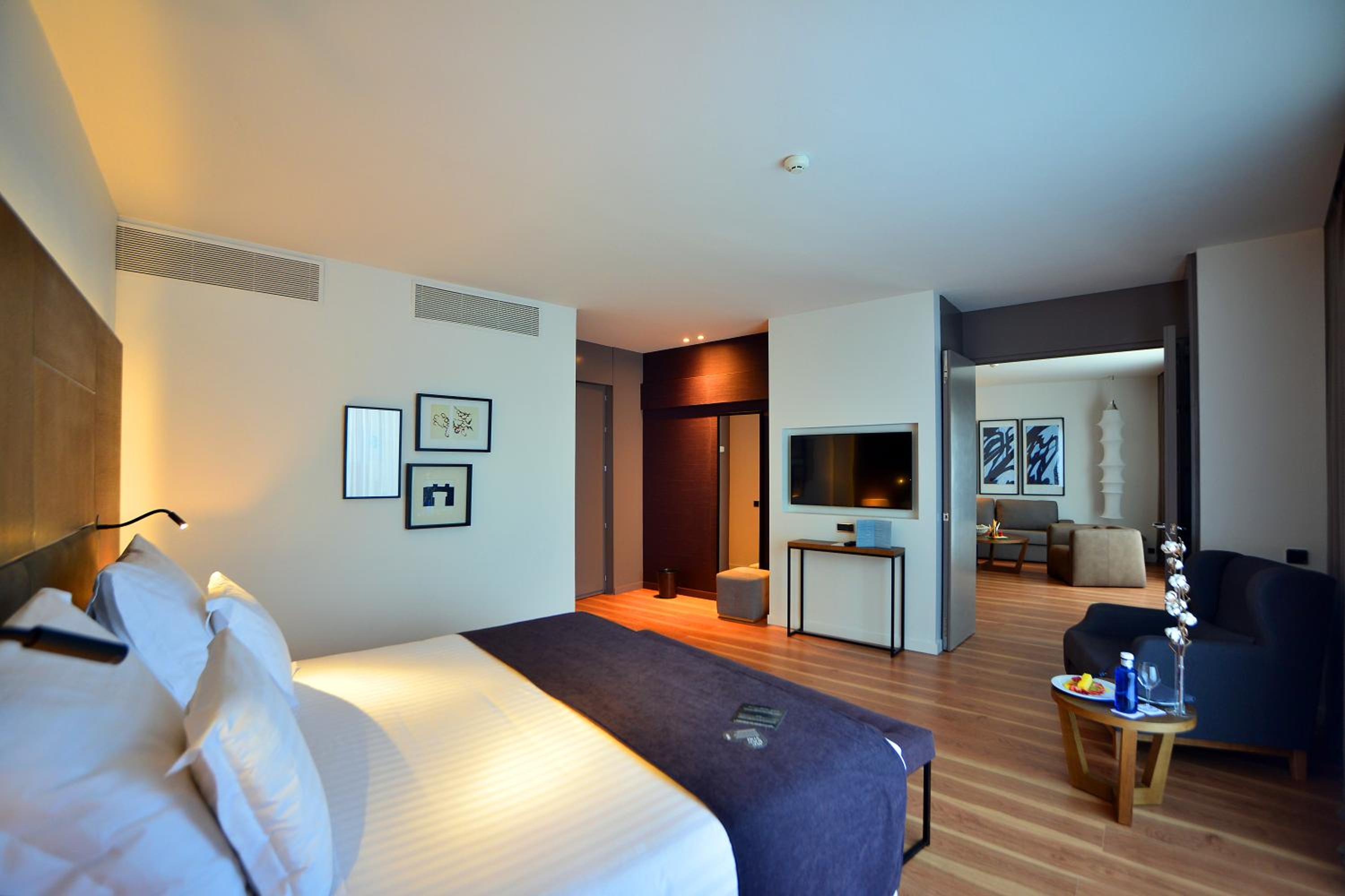 Suite with Hot Tub in Terrace (2 adults)