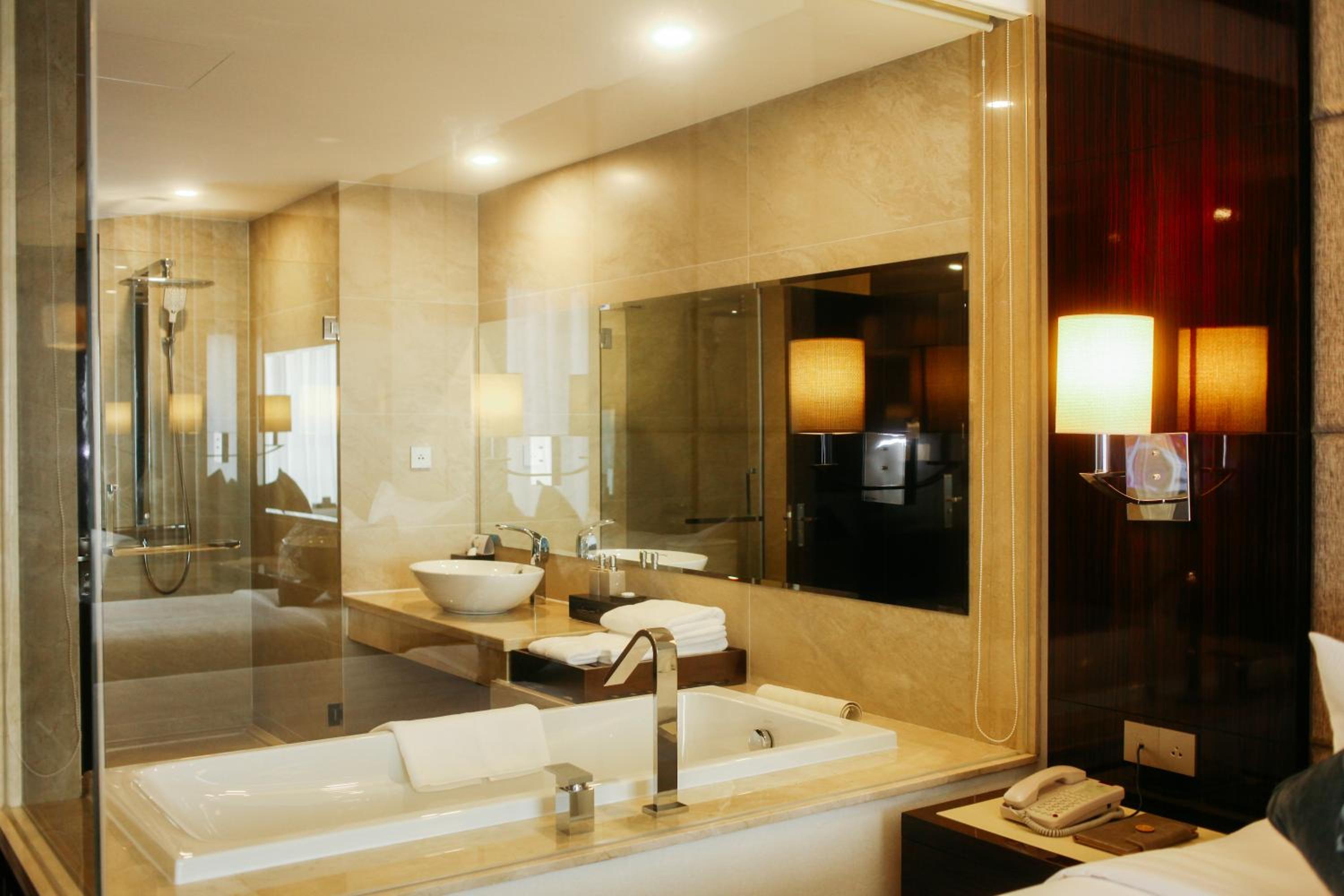 Deluxe King Room - Photo 9