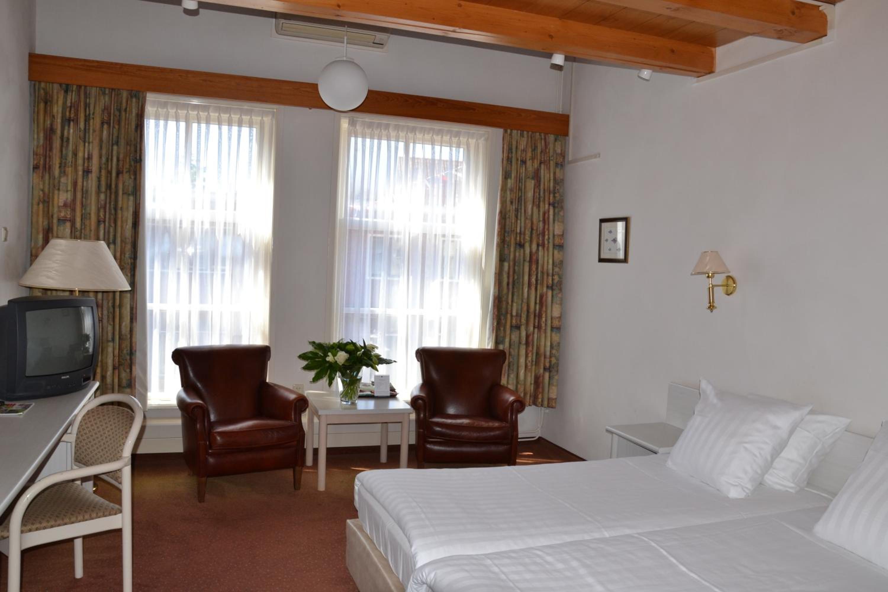 Family Room - Photo 3
