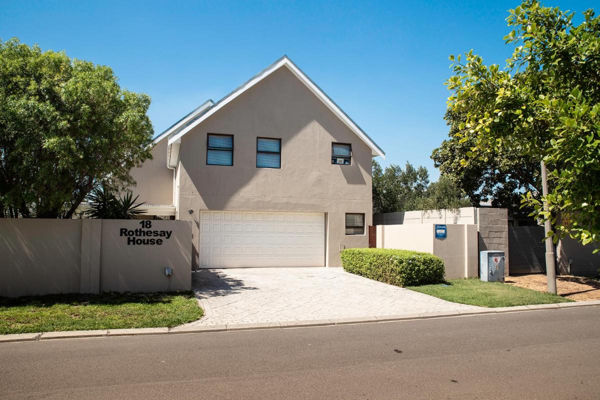 Four-Bedroom House photo 2