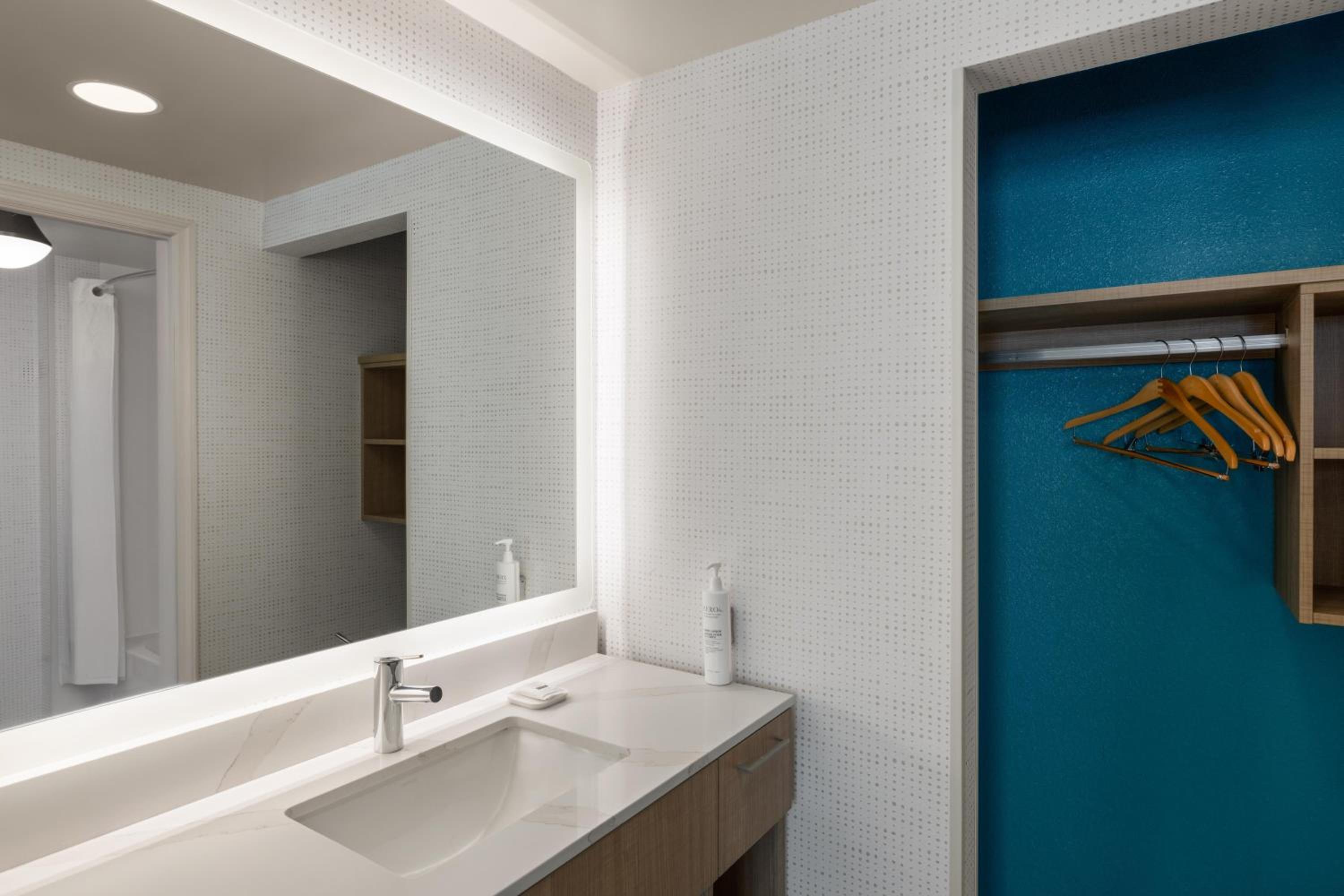 King Studio with Bathtub - Non-Smoking
