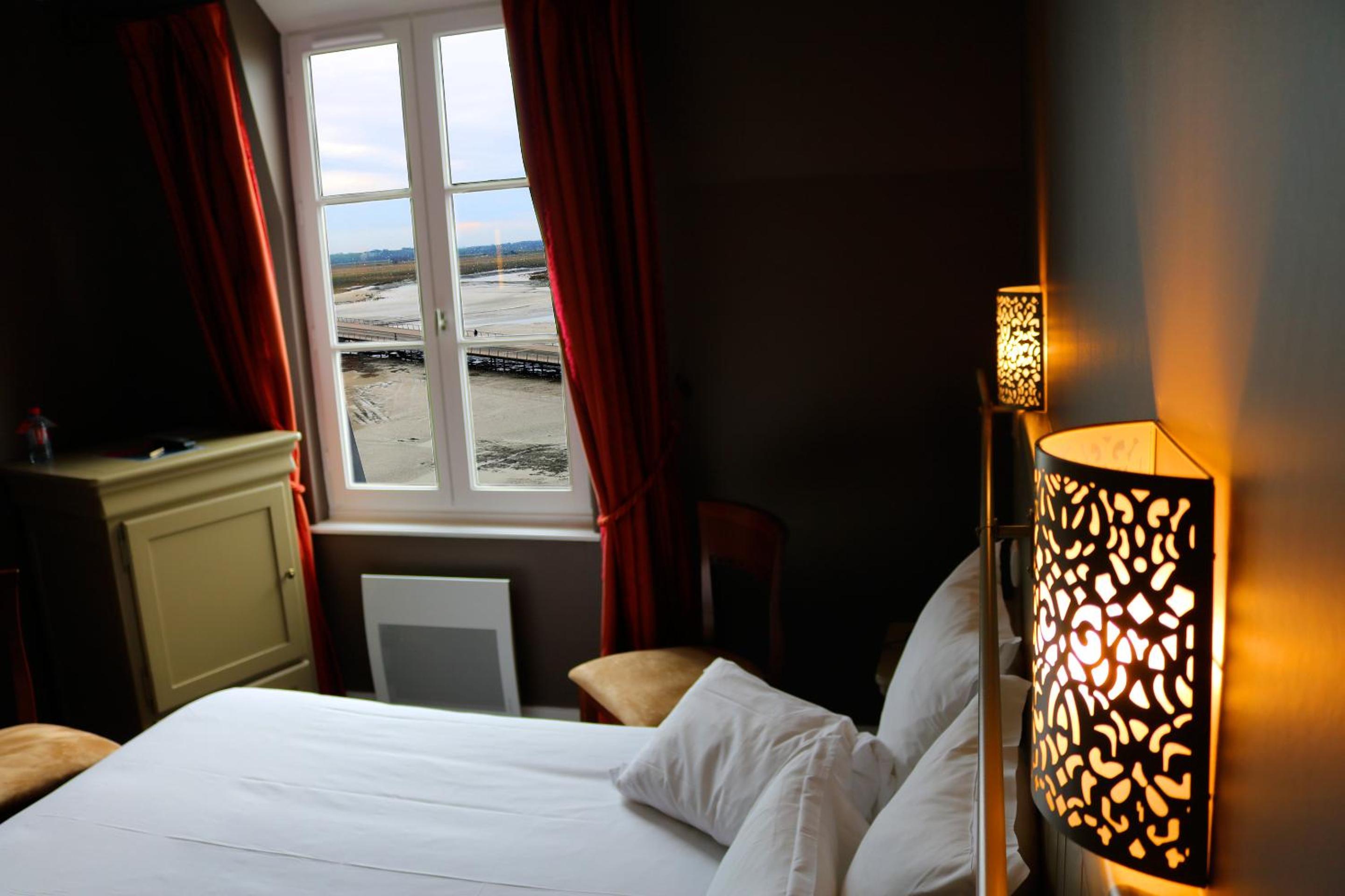 Double Room with views of Mont-Saint-Michel Bay - HIstorical Inn - Photo 10