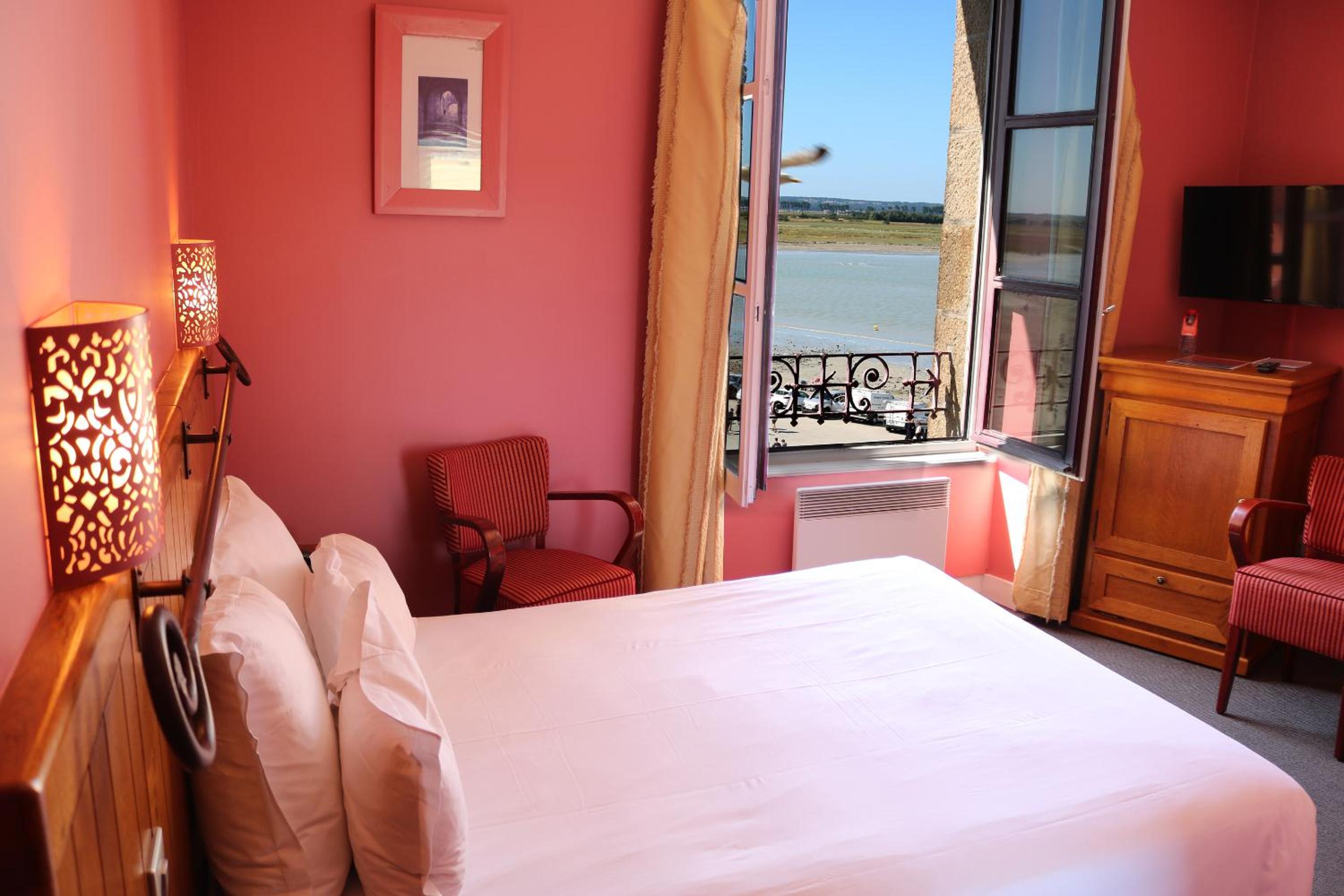 Double Room with views of Mont-Saint-Michel Bay - HIstorical Inn - Photo 1