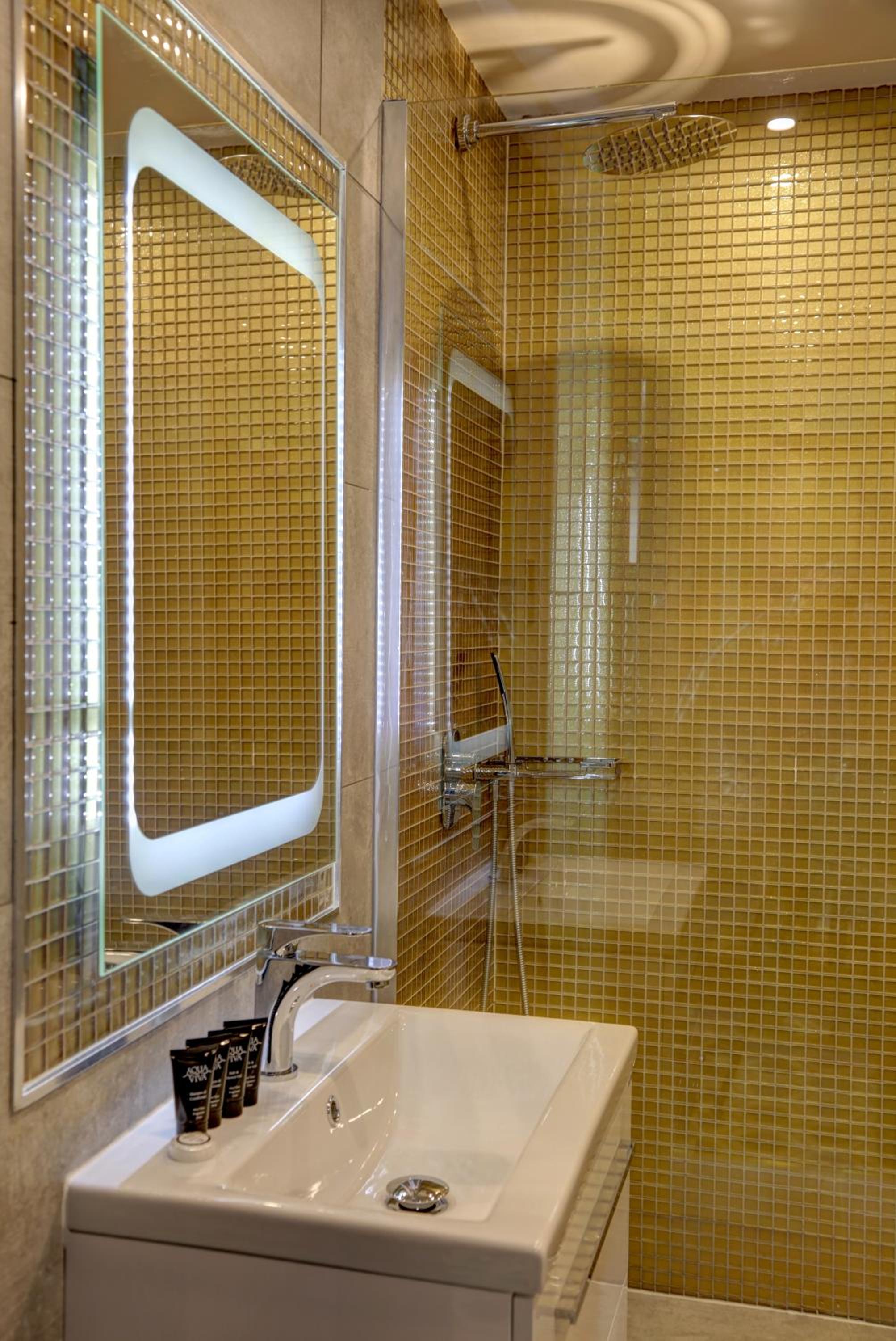Executive Double Room with Shower - Non-Smoking photo 2