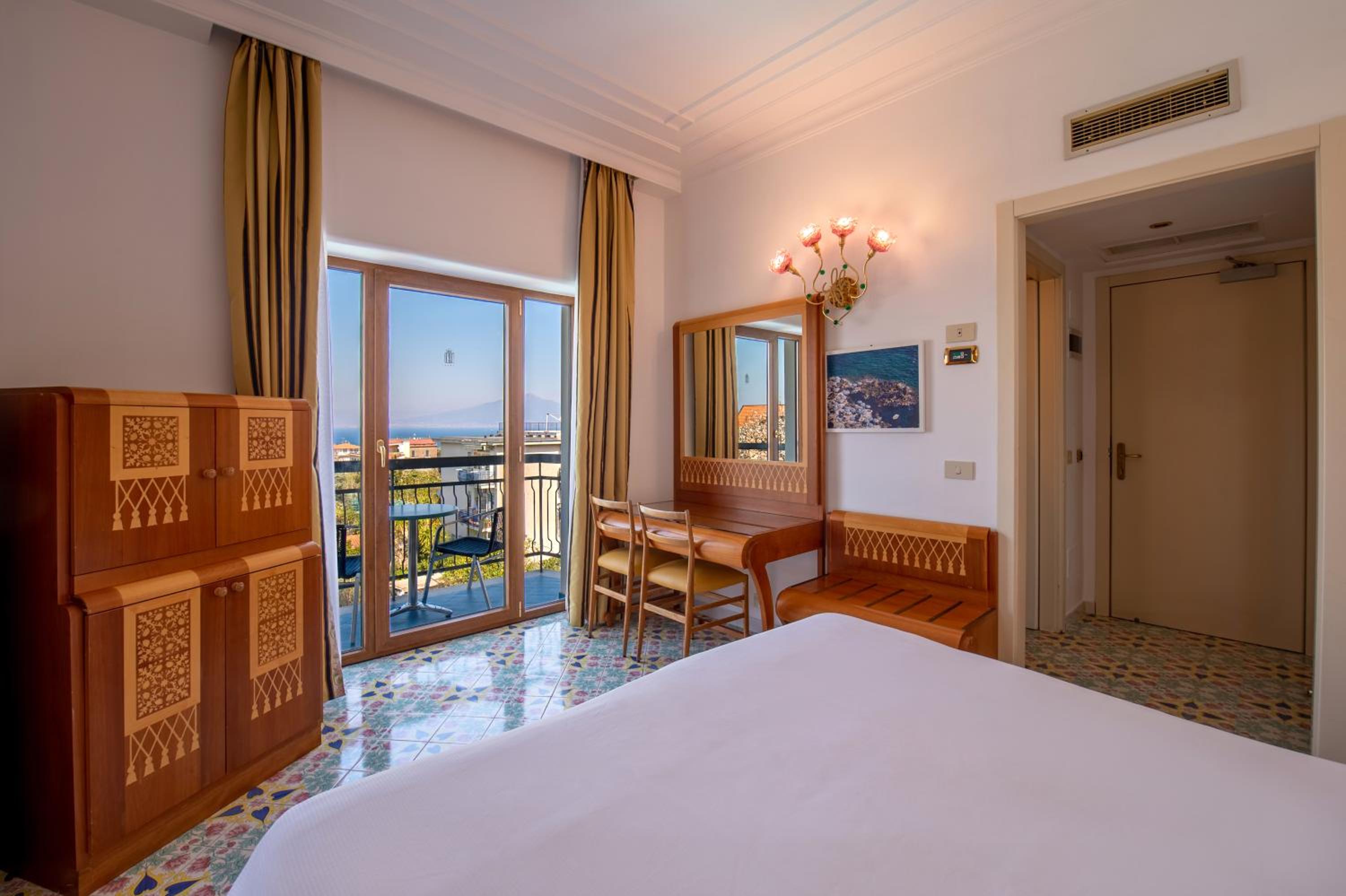 Classic Double Room with Sea View and Balcony - Photo 3