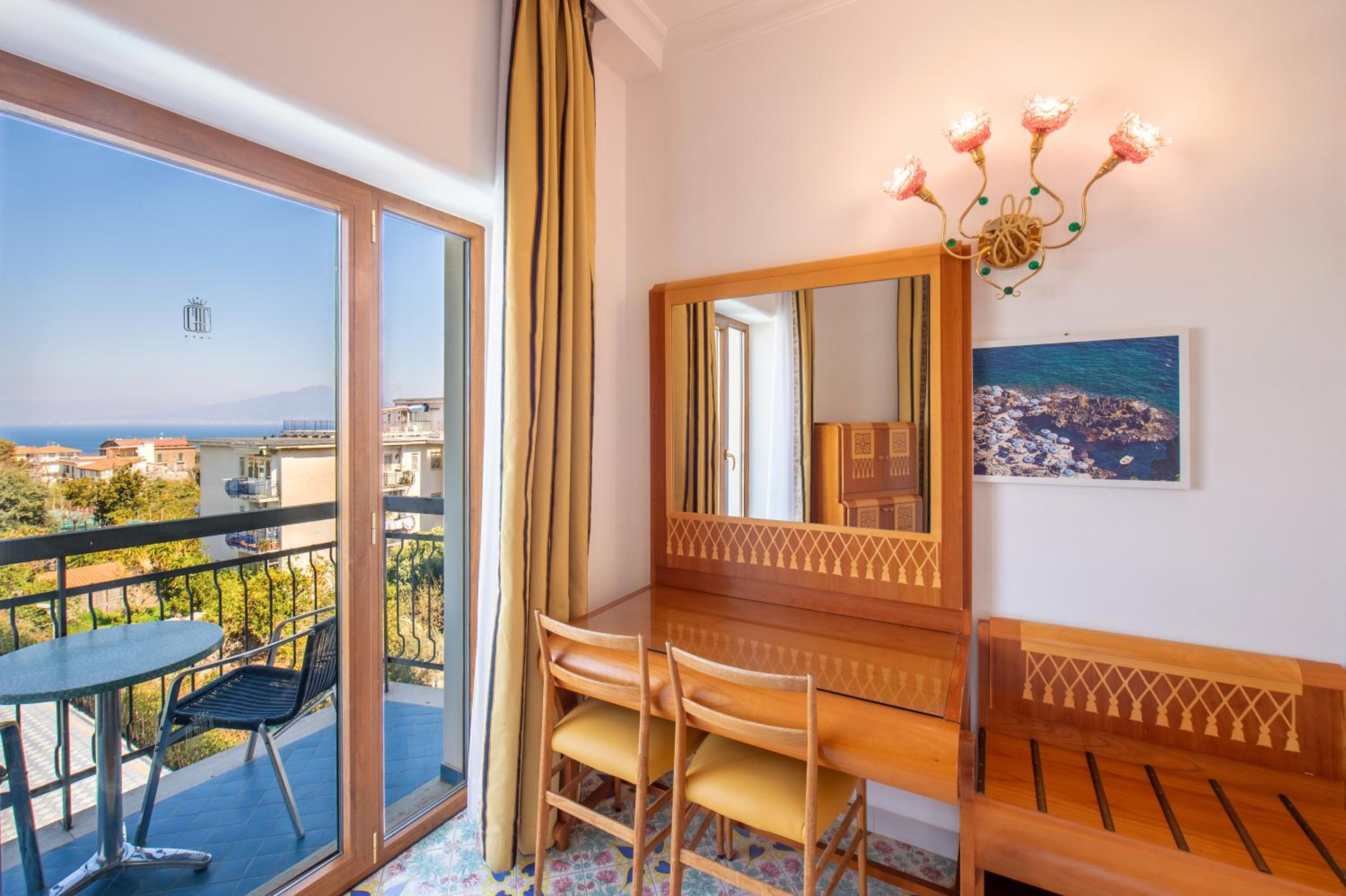 Classic Double Room with Sea View and Balcony - Photo 2