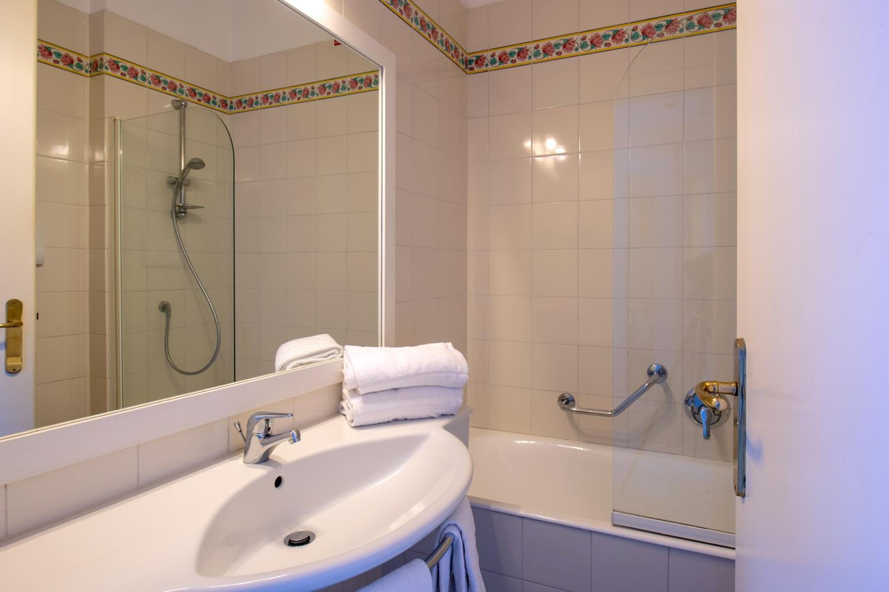 Classic Double Room with Sea View and Balcony - Photo 4