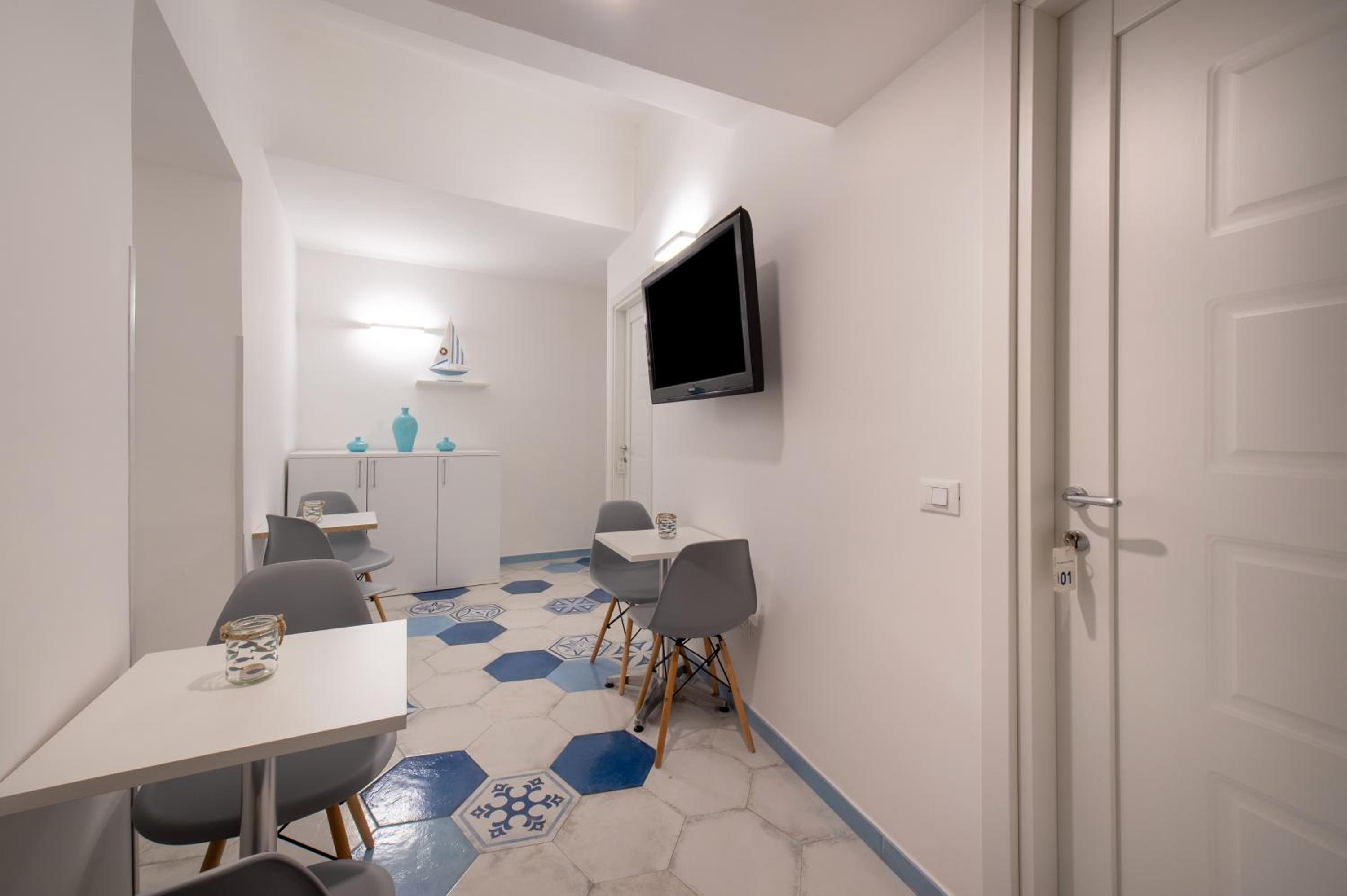 Deluxe Double Room with Balcony and Sea View - Photo 9
