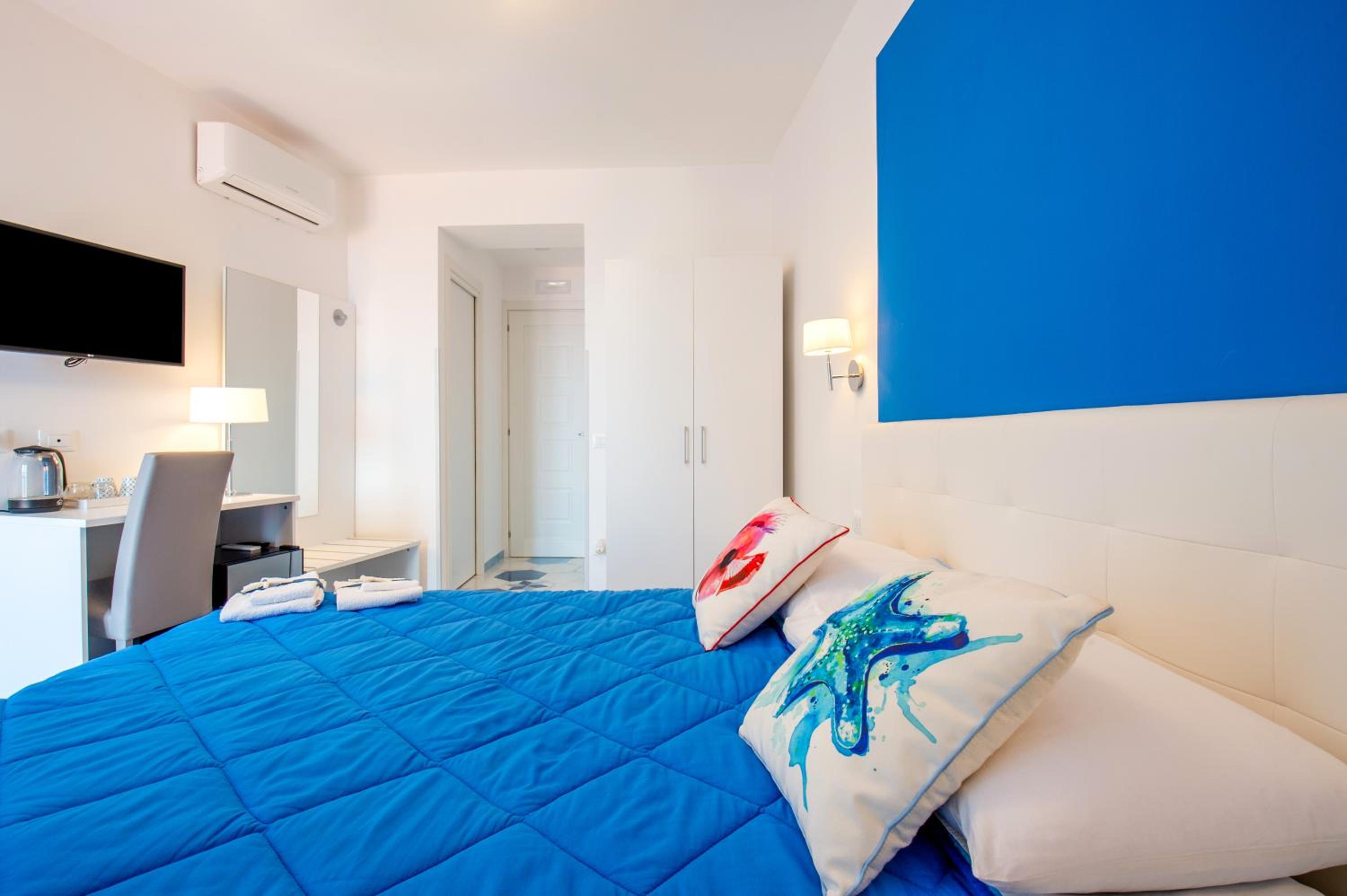 Deluxe Double Room with Balcony and Sea View - Photo 20