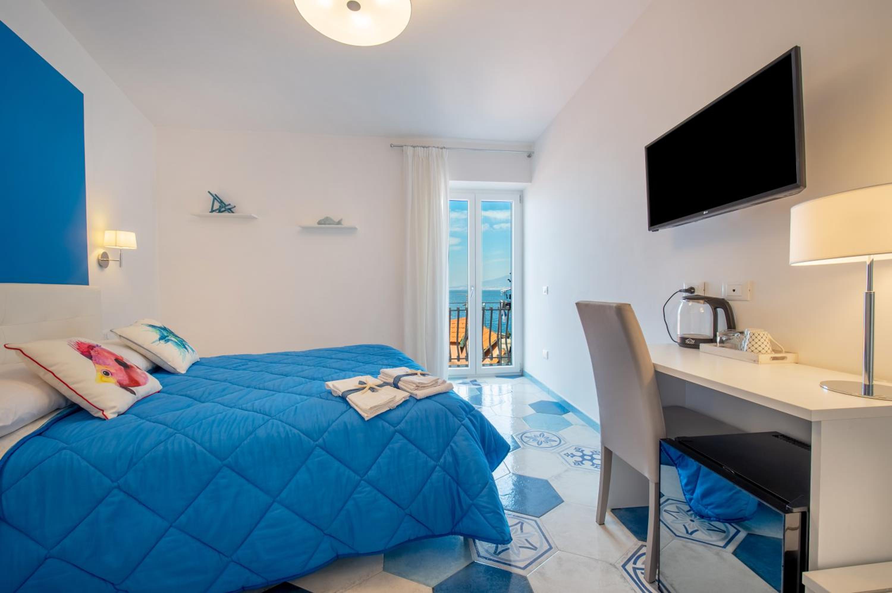 Deluxe Double Room with Balcony and Sea View