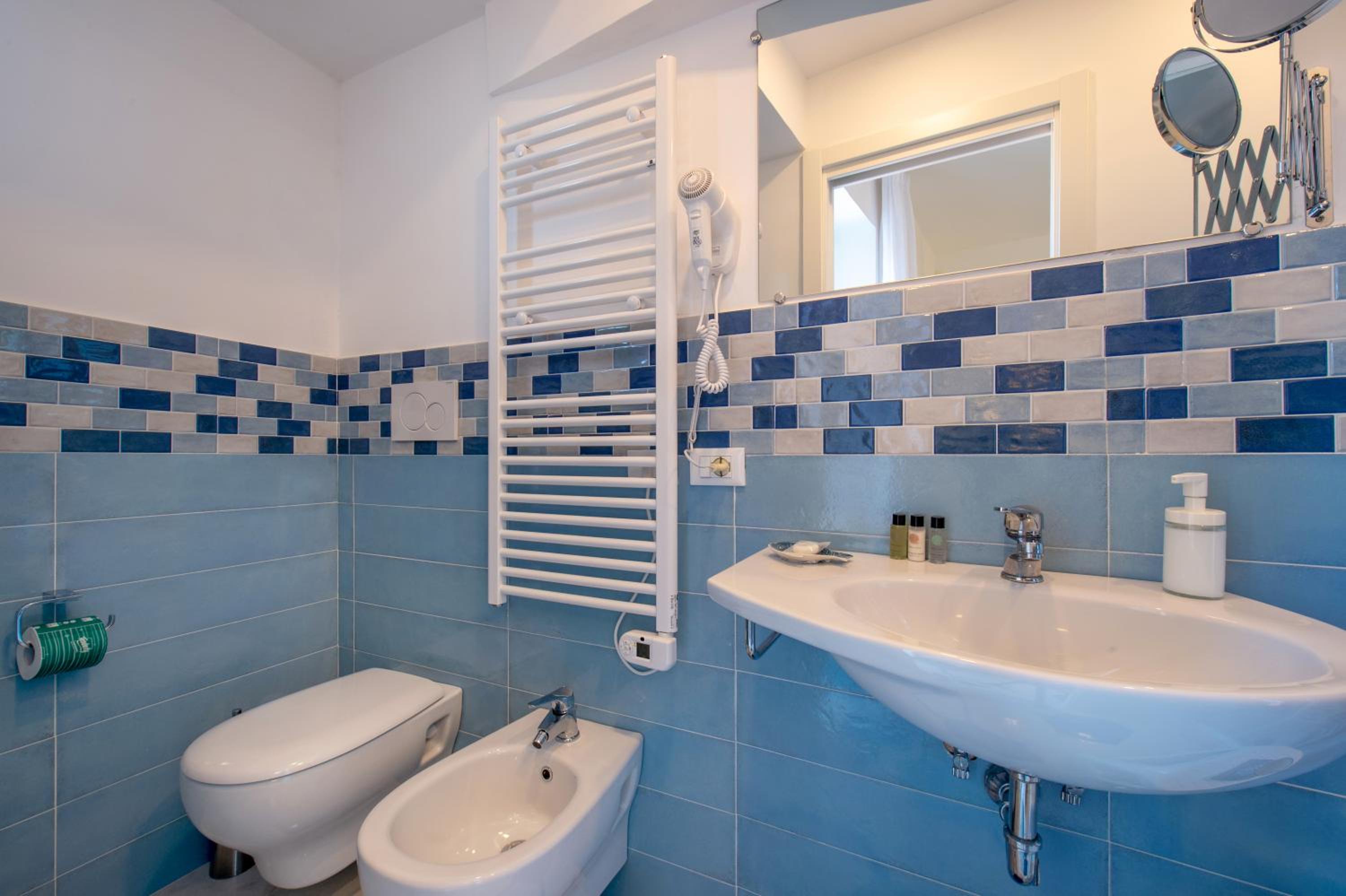 Deluxe Double Room with Balcony and Sea View - Photo 22