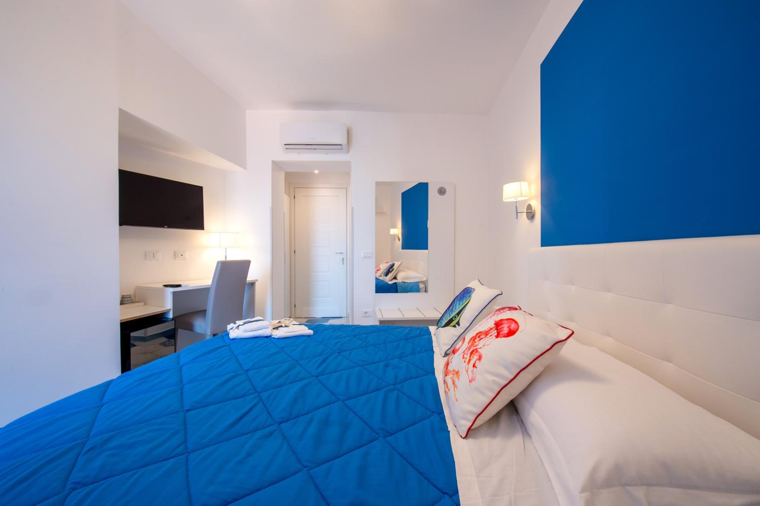 Deluxe Double Room with Balcony and Sea View - Photo 21
