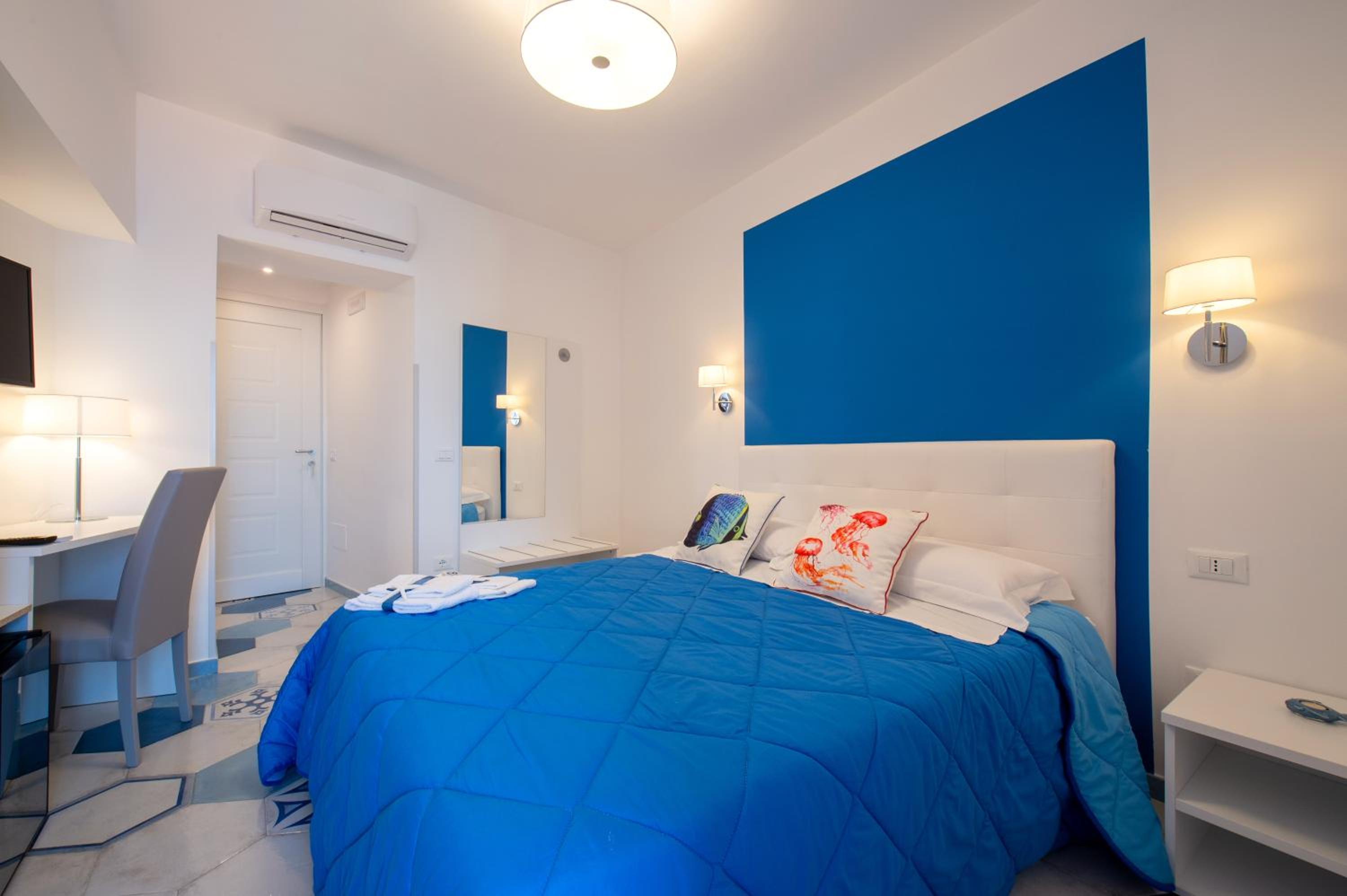 Deluxe Double Room with Balcony and Sea View - Photo 19