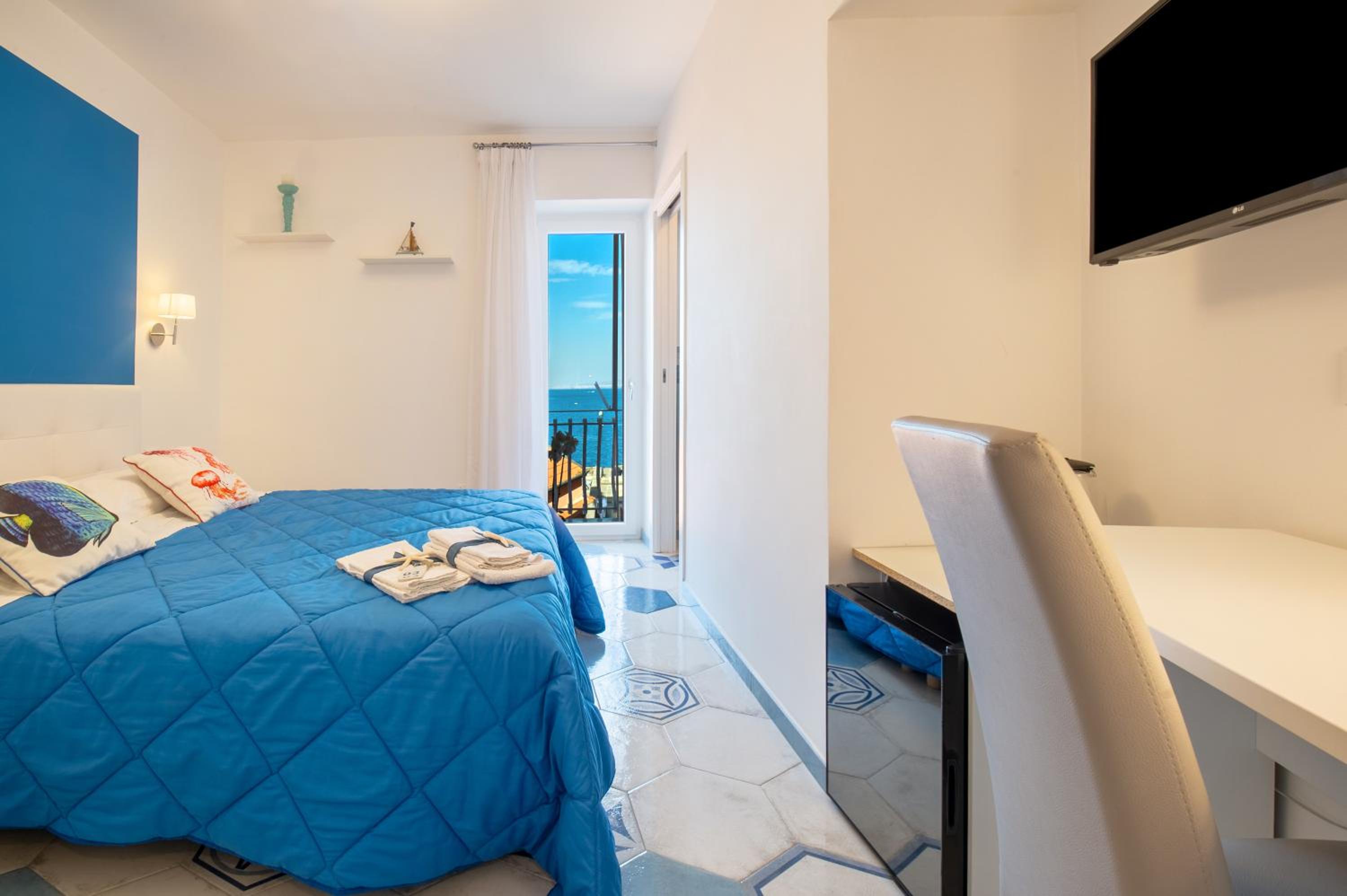 Deluxe Double Room with Balcony and Sea View - Photo 18