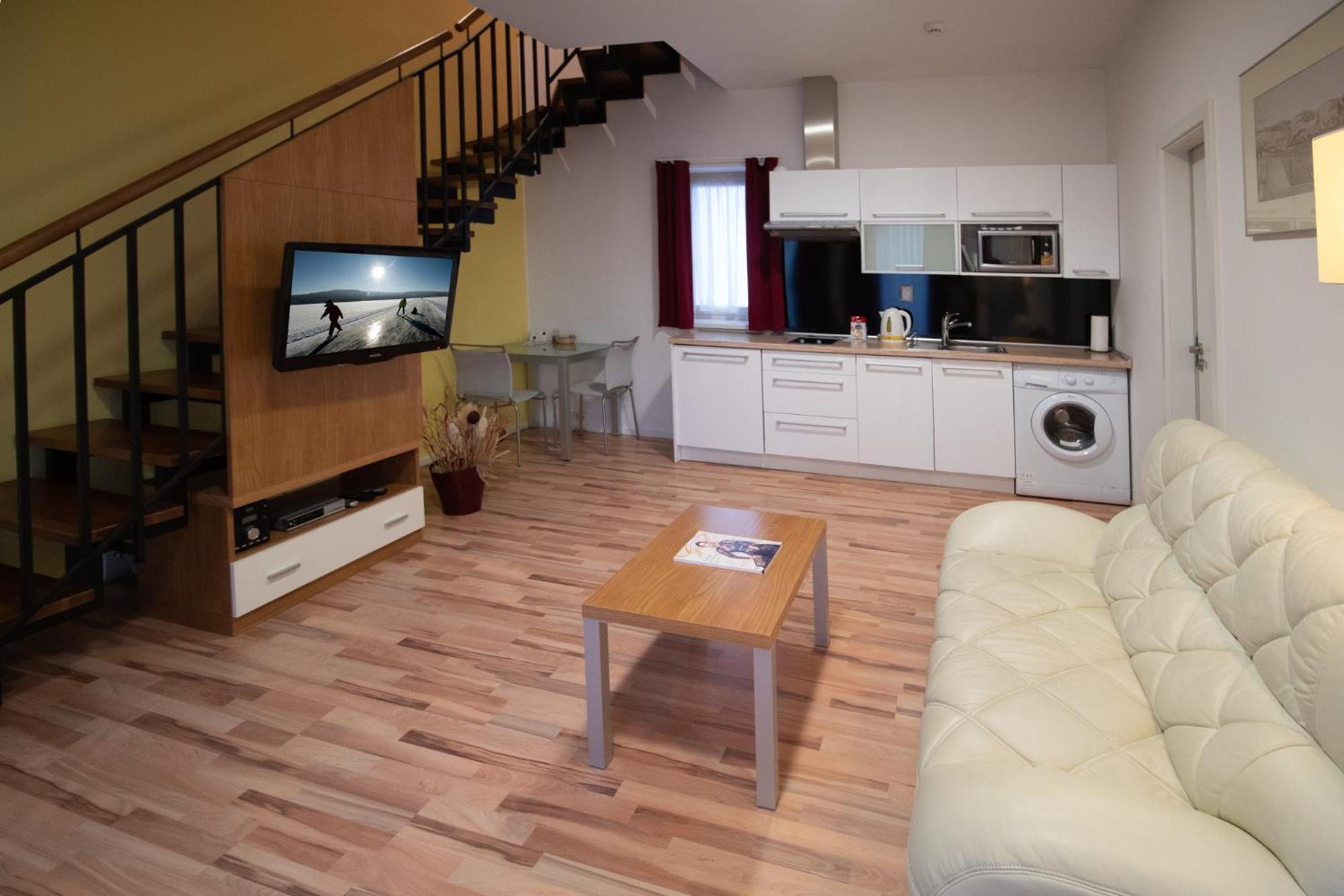 One-Bedroom Apartment - Split Level - Photo 2