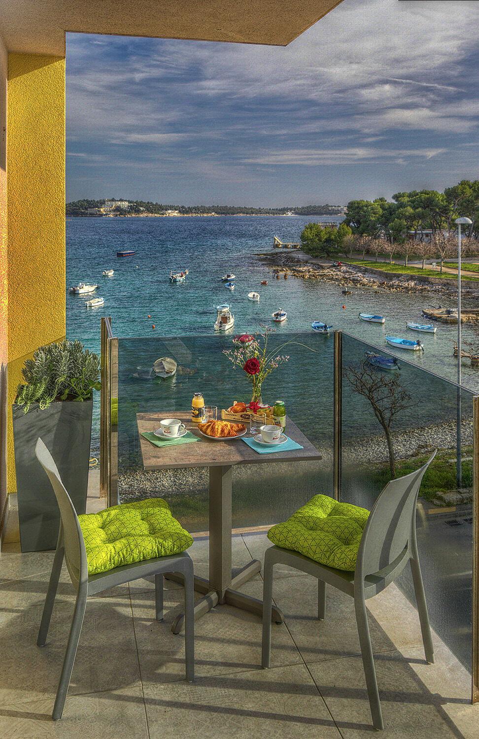 Superior Triple Room with Sea View - Photo 9