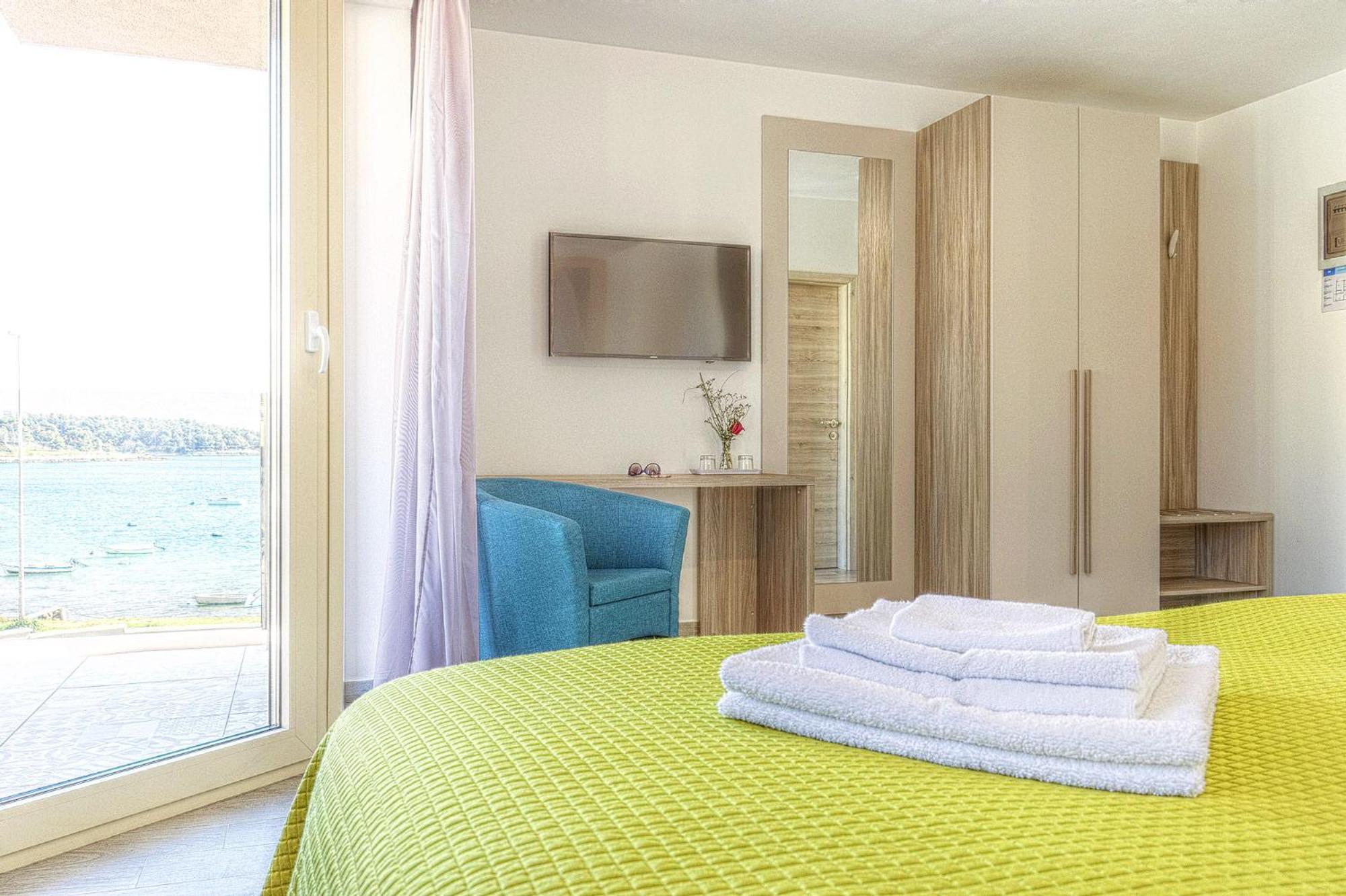 Twin Room with Balcony - Photo 3