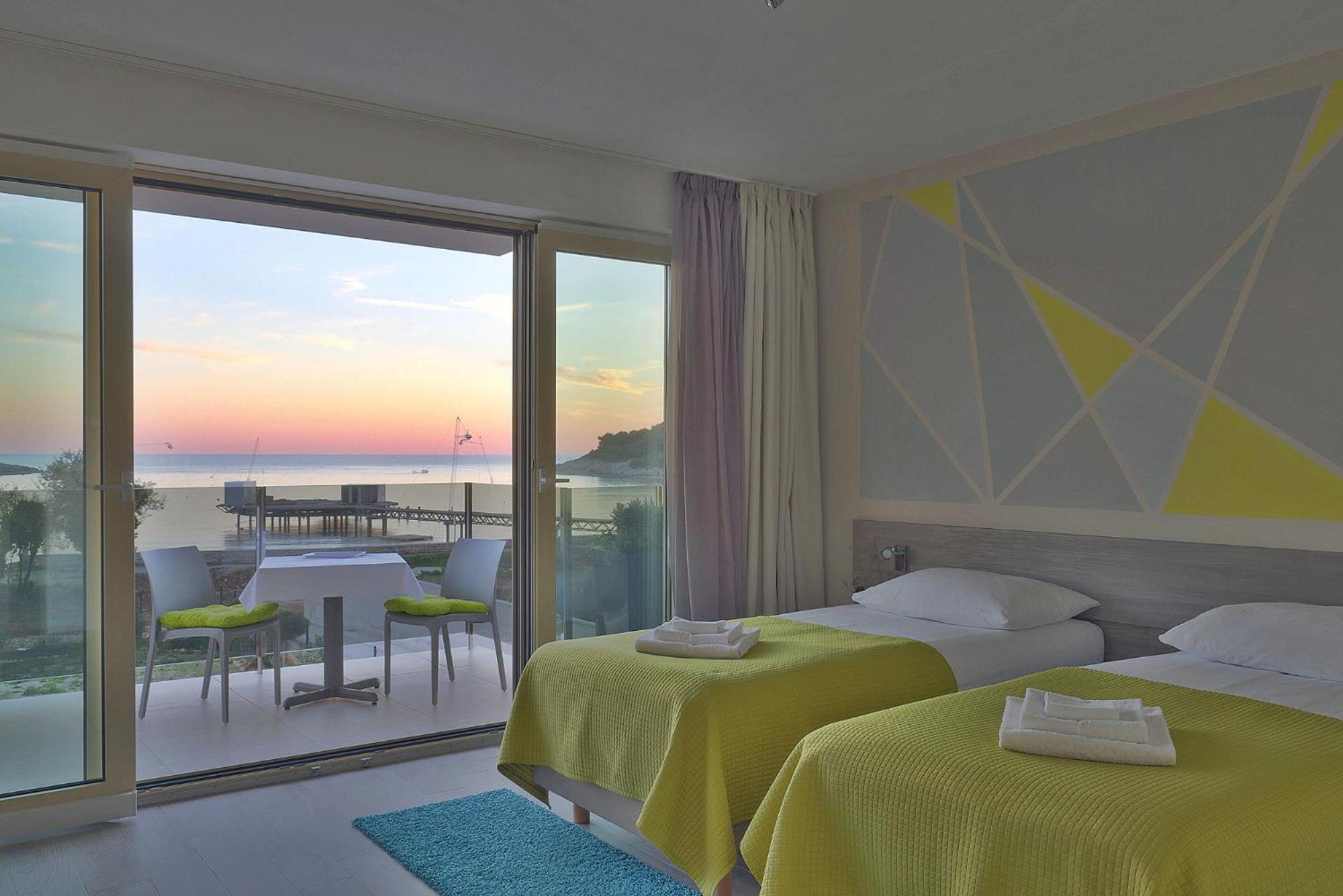 Double Room with Balcony and Sea View - Photo 6