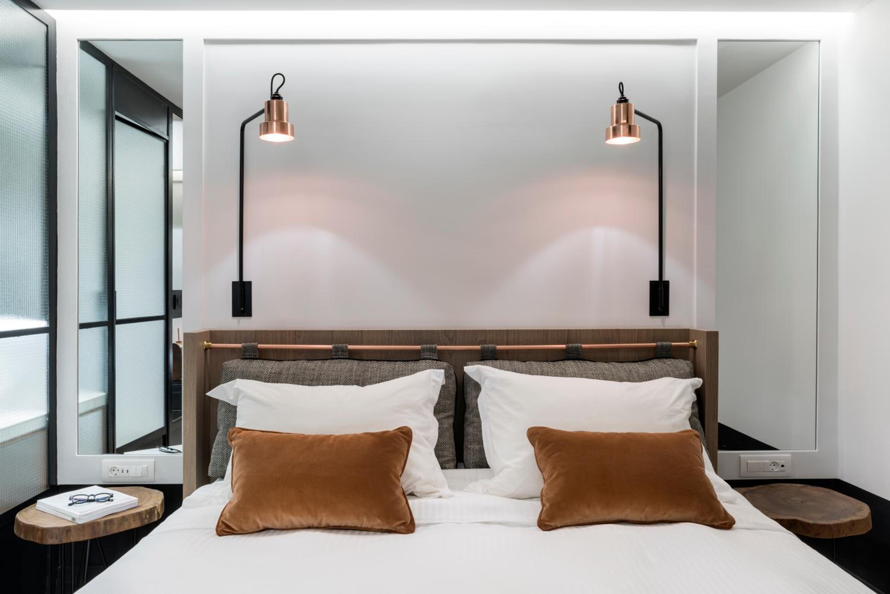 Cozy Double Room with Street View - Photo 8