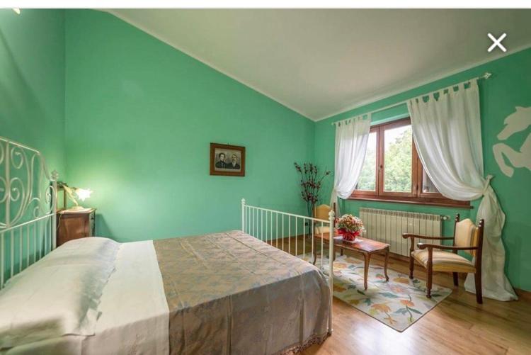 Large Double Room with Private External Bathroom - Photo 1