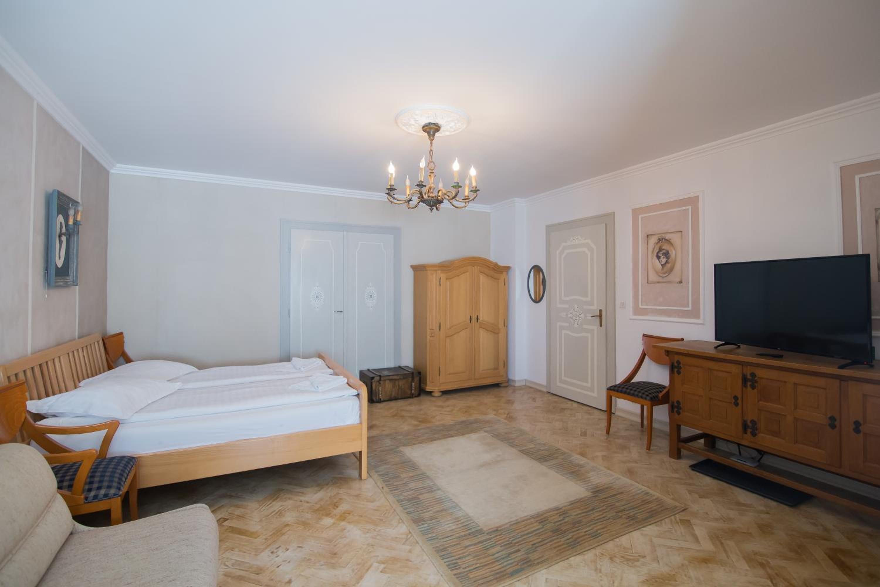 One-Bedroom Suite - Photo 3