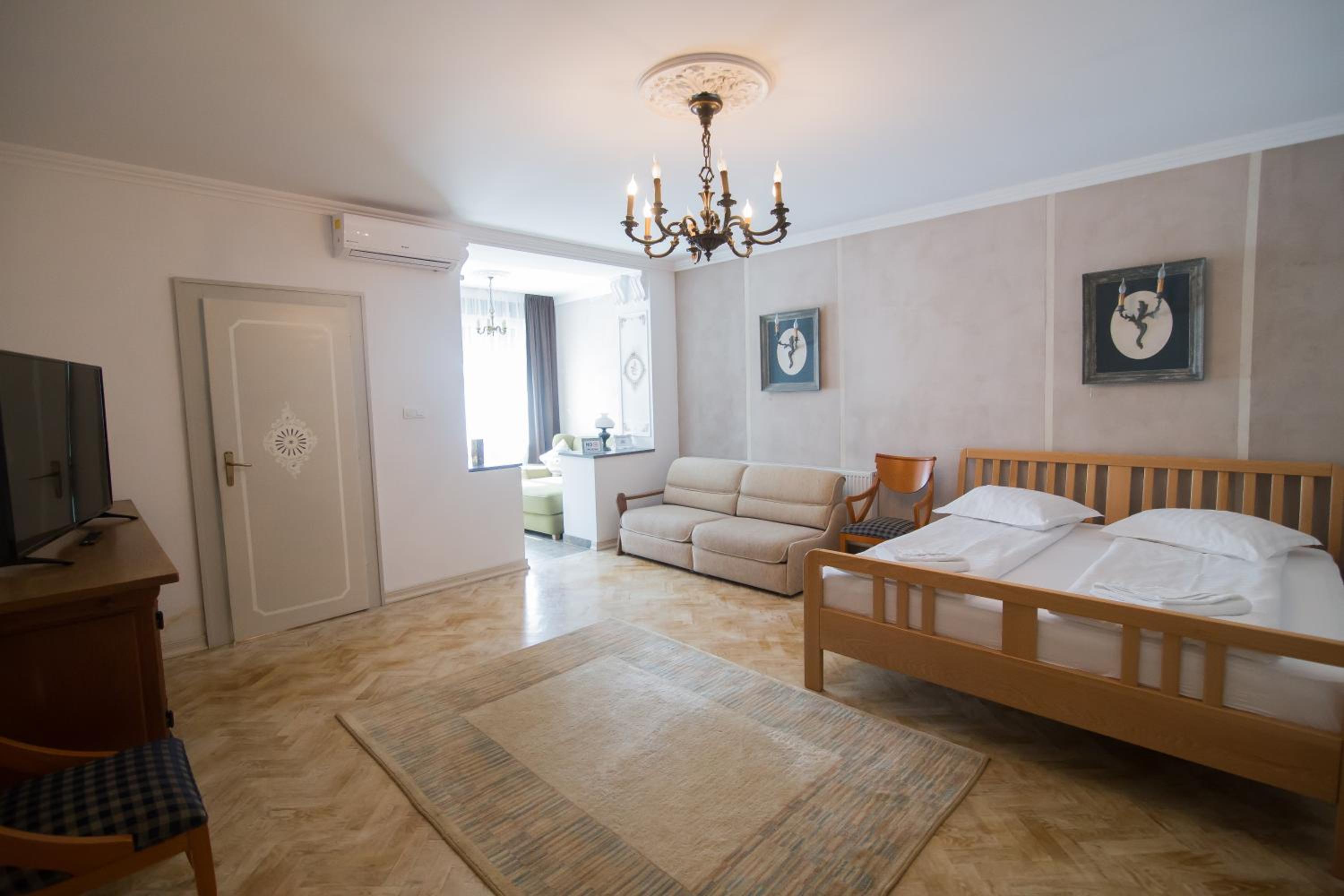 One-Bedroom Suite - Photo 4