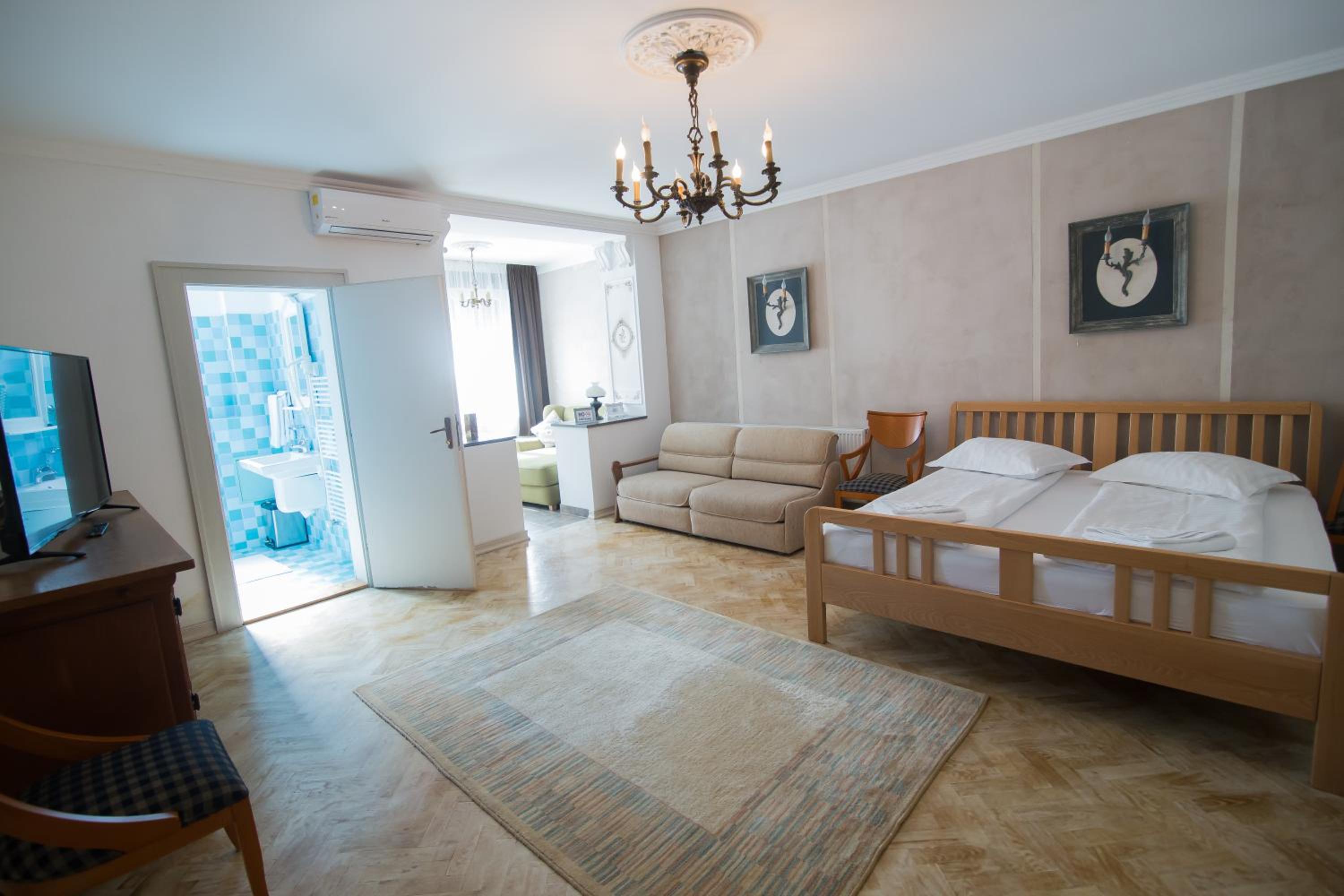 One-Bedroom Suite - Photo 5
