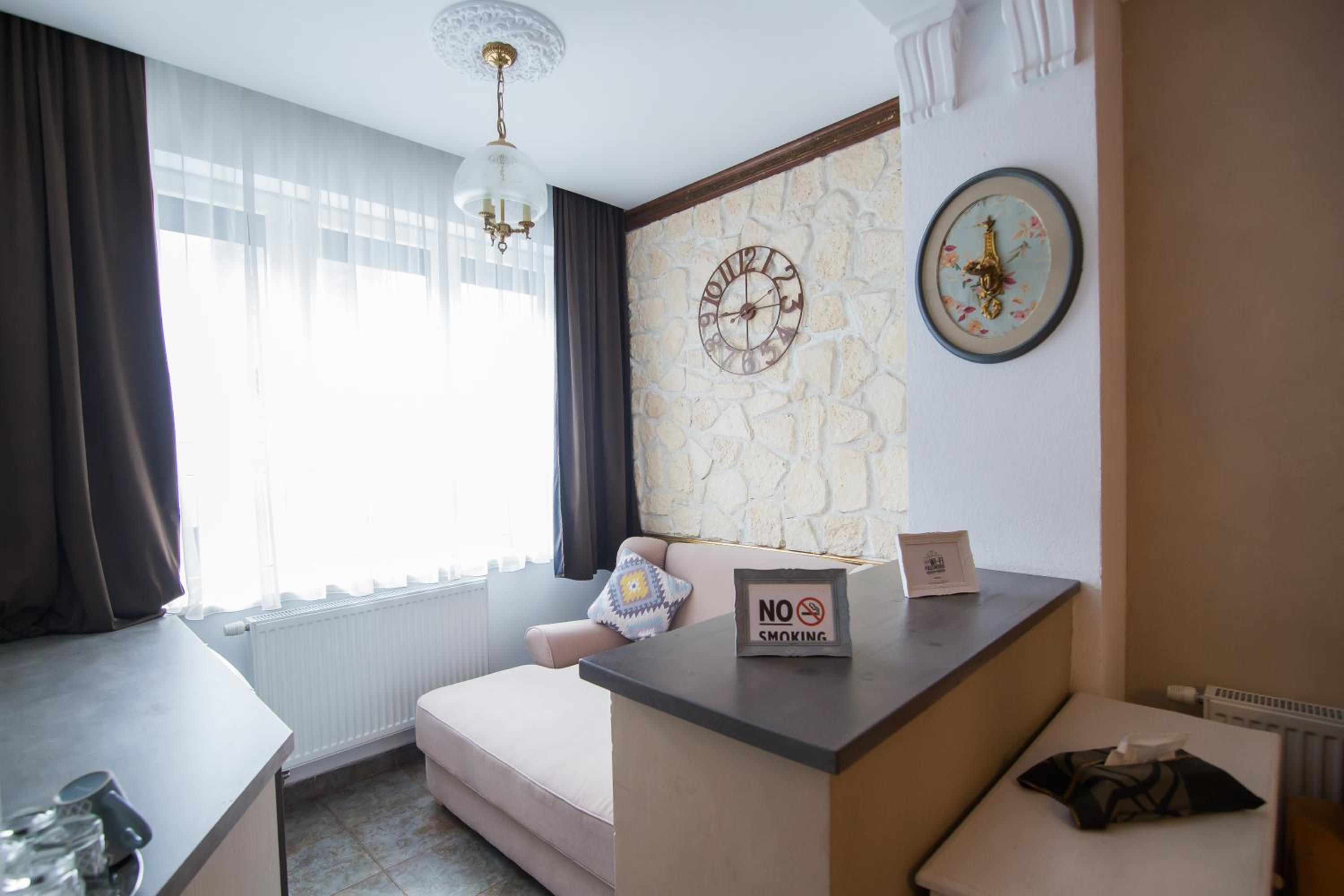 One-Bedroom Suite - Photo 8