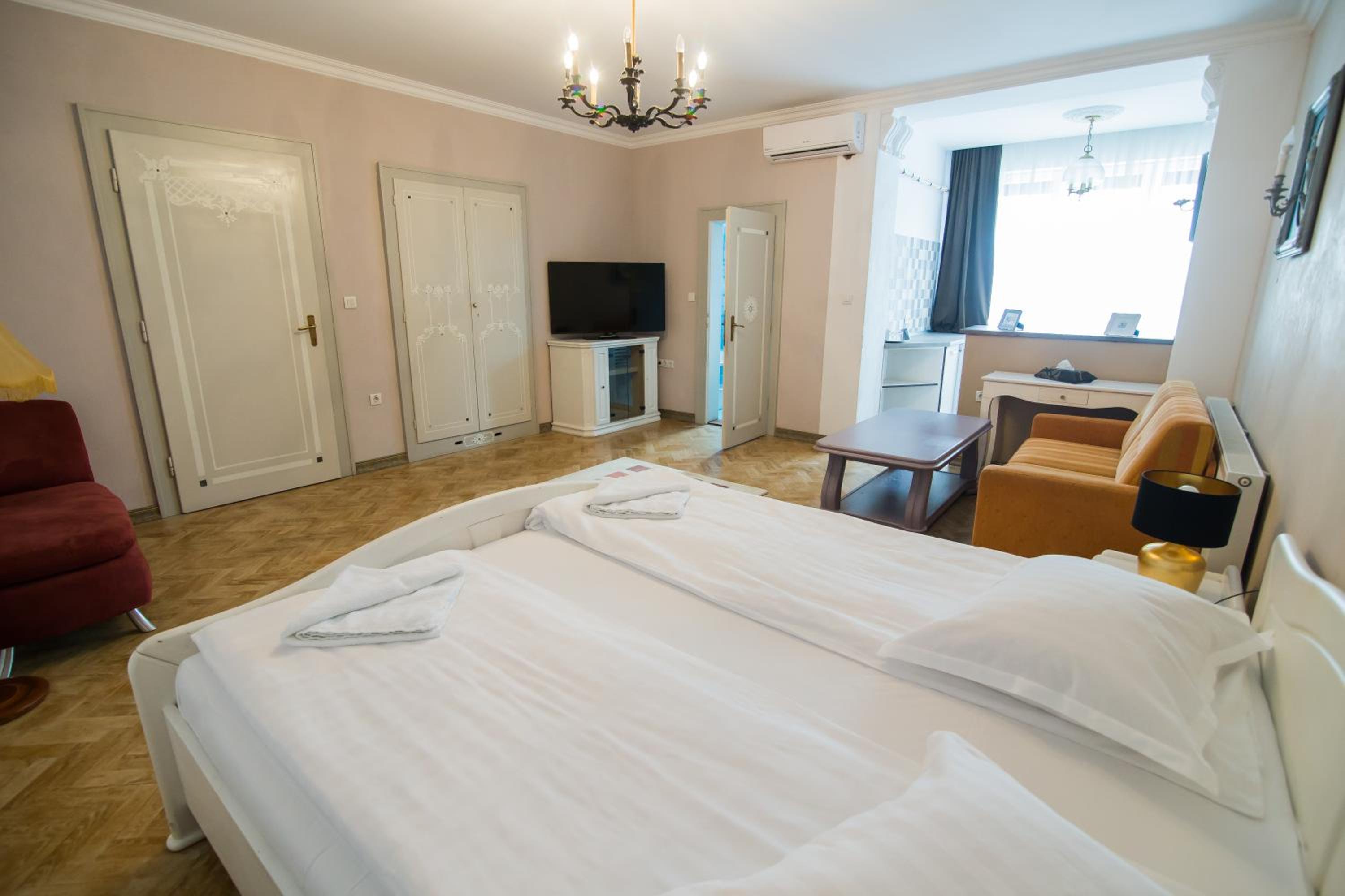 One-Bedroom Suite - Photo 7