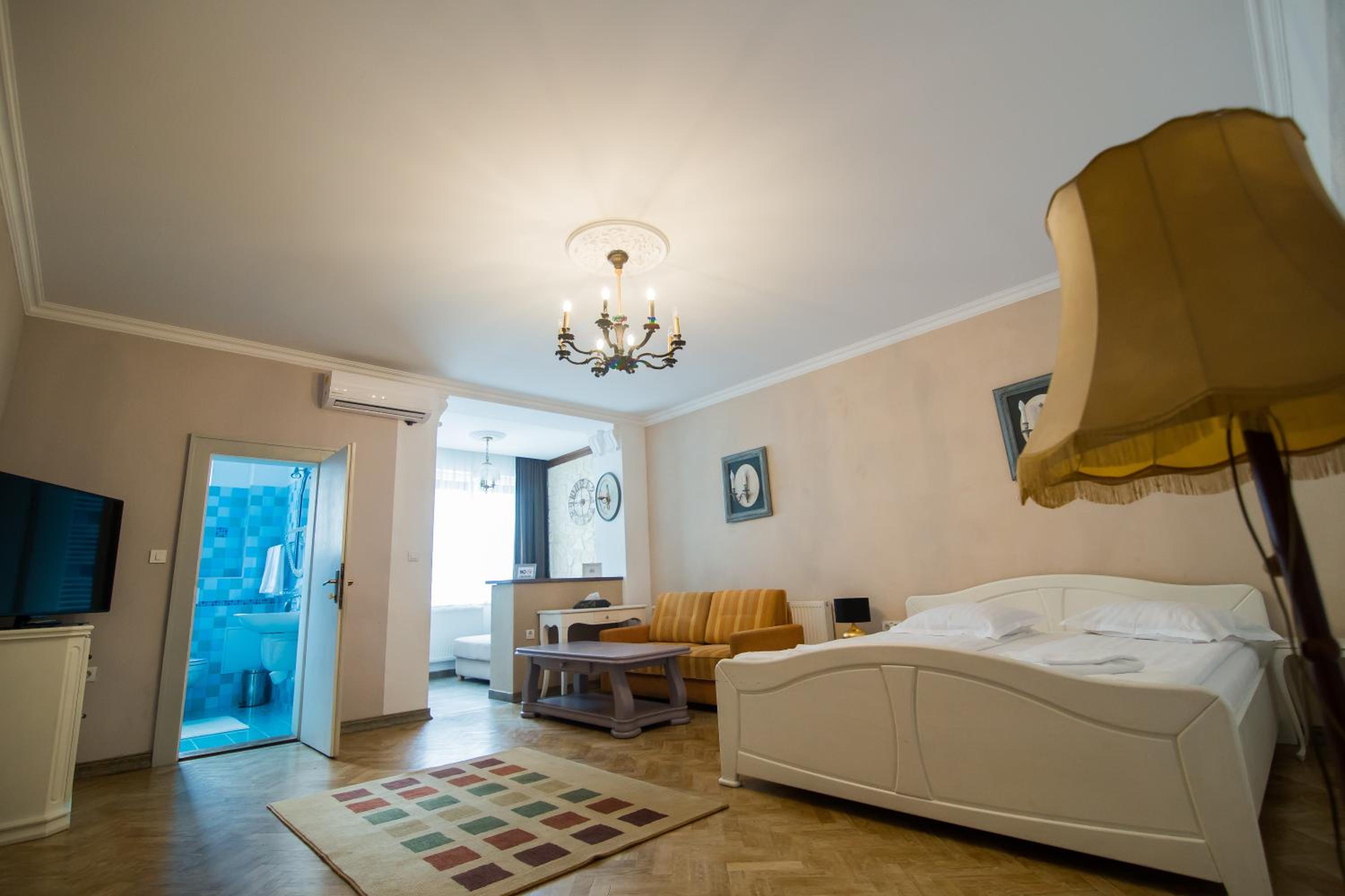 One-Bedroom Suite - Photo 9