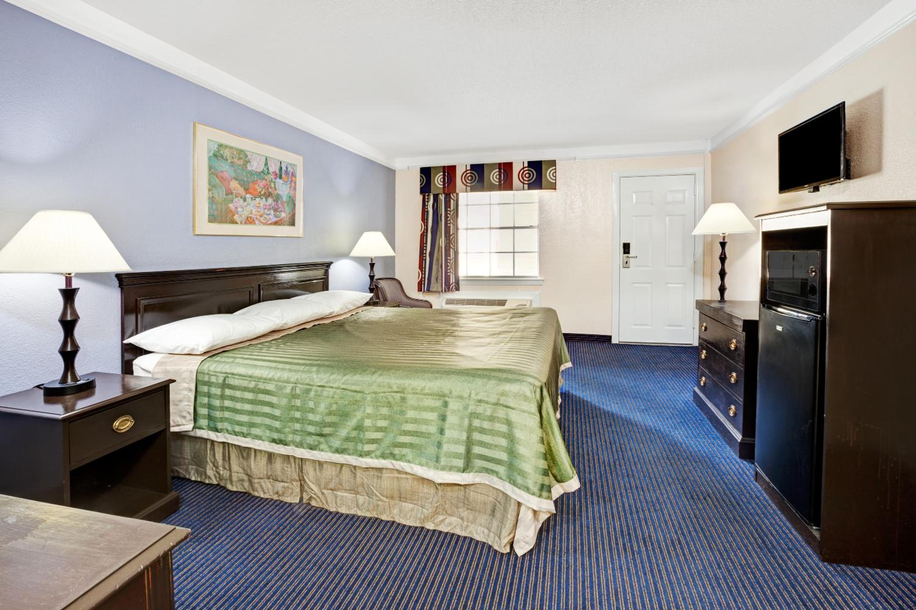 King Room - Non-Smoking - Photo 1